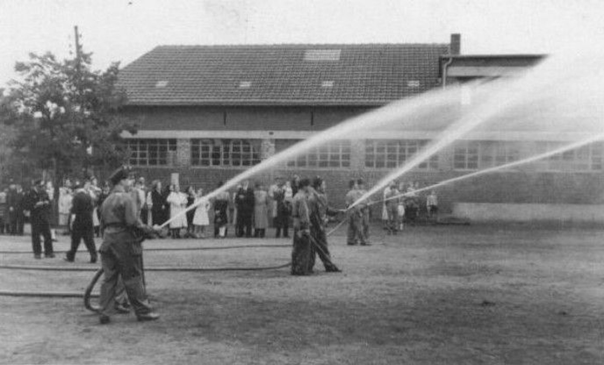 Auf dem SW-Bild sind Feuerwehrleute bei einer Übung in den 60er-Jahren zu sehen.