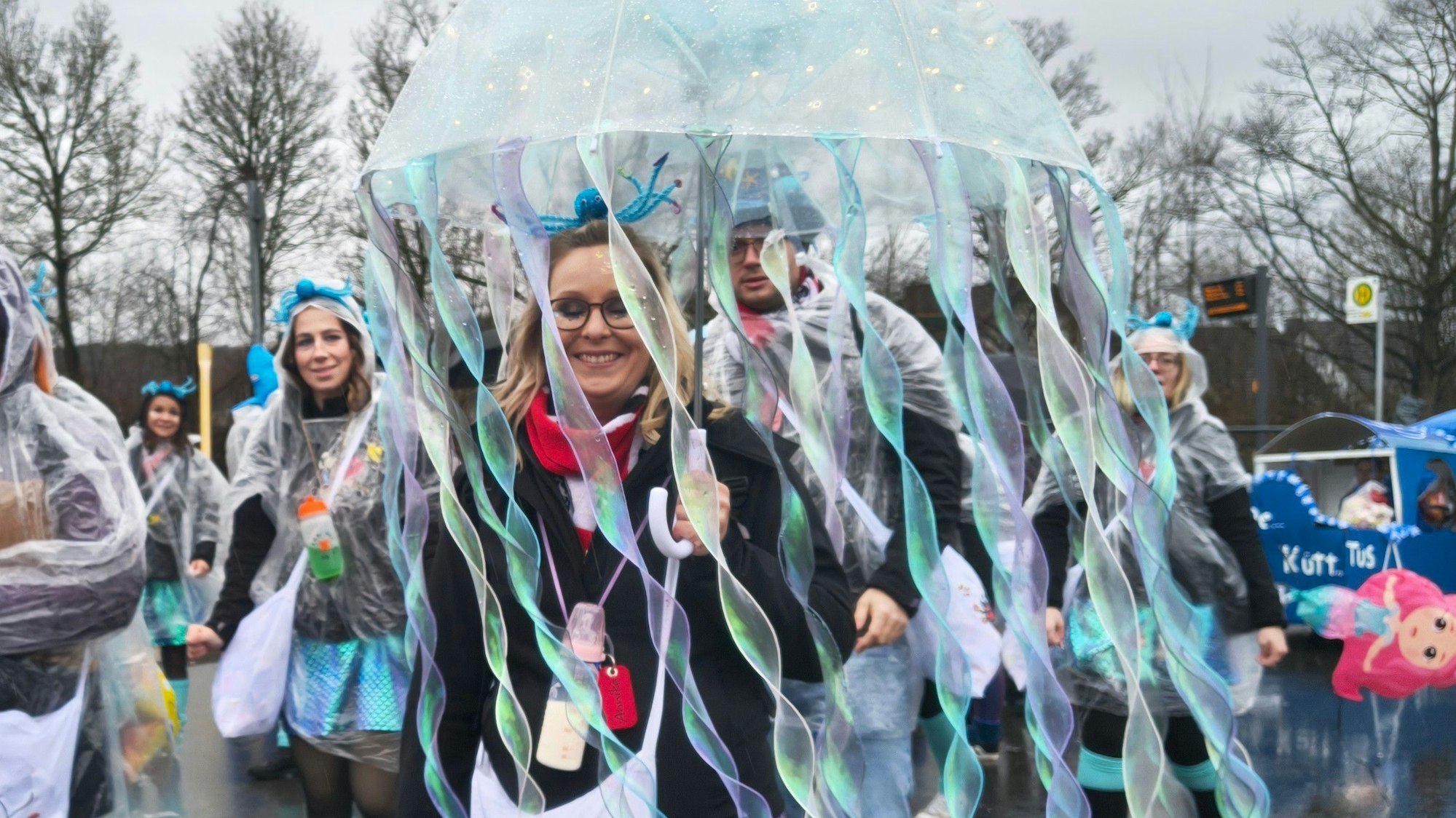 Der Lohmarer Rosenmontagszug: Regensichere Verkleidung beim Ernteverein Donrath