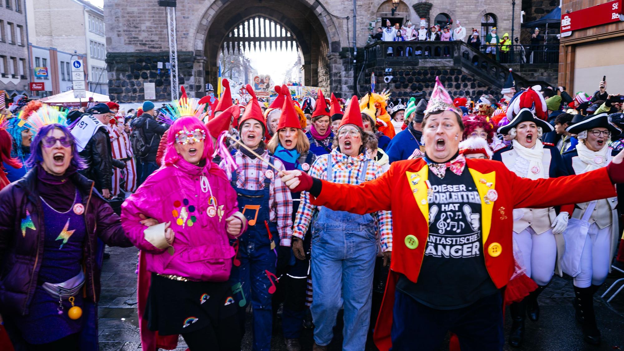 Der Ehrenamtschor eröffnete den Rosenmontagszug.