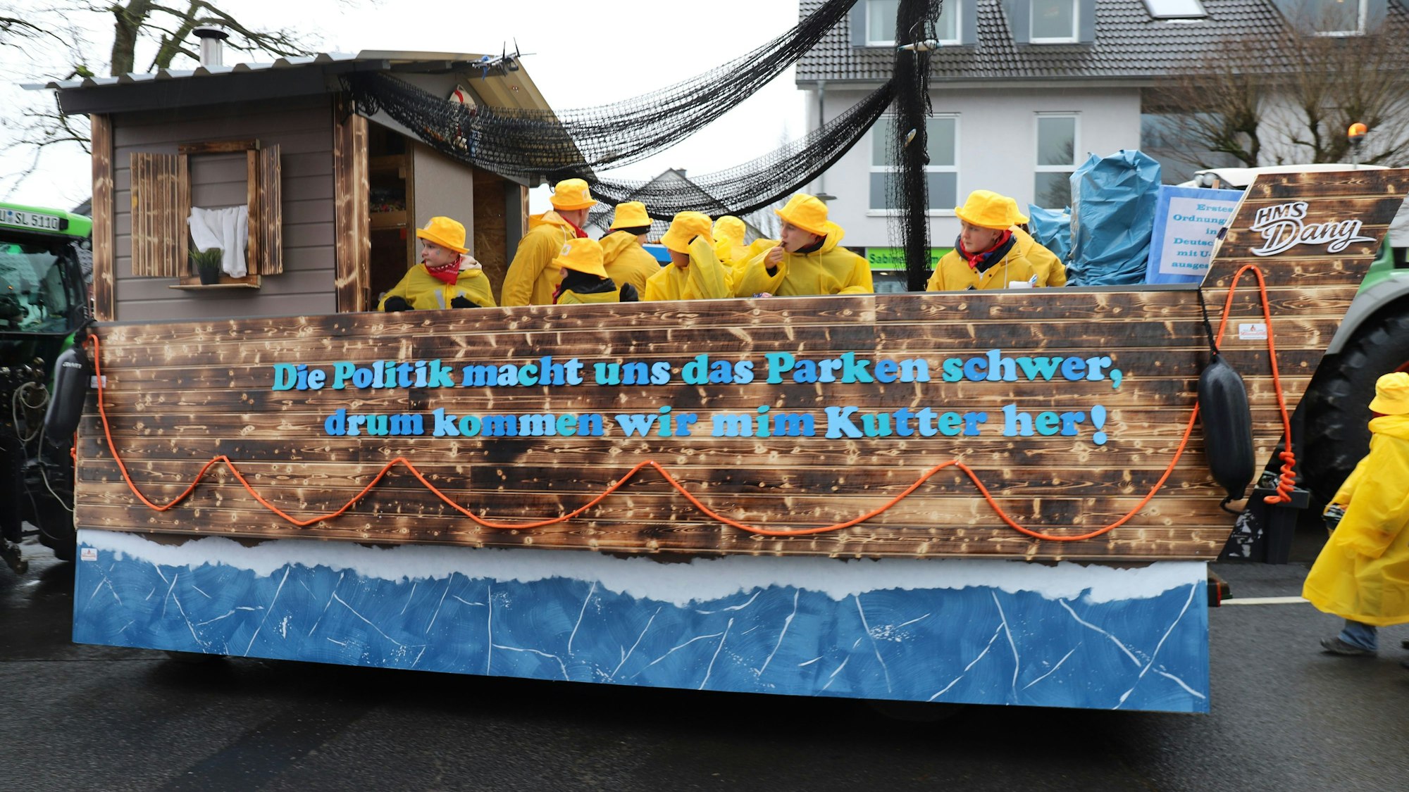 Das Damenkomitee Voll Blut Eulenberg schießt gegen die Kommunalpolitik.