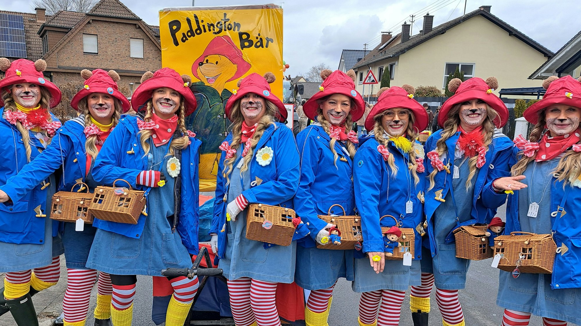 Paddington, der Bär, wohin das Auge blickt: Die Bergheimer & Mondorfer Mädels.