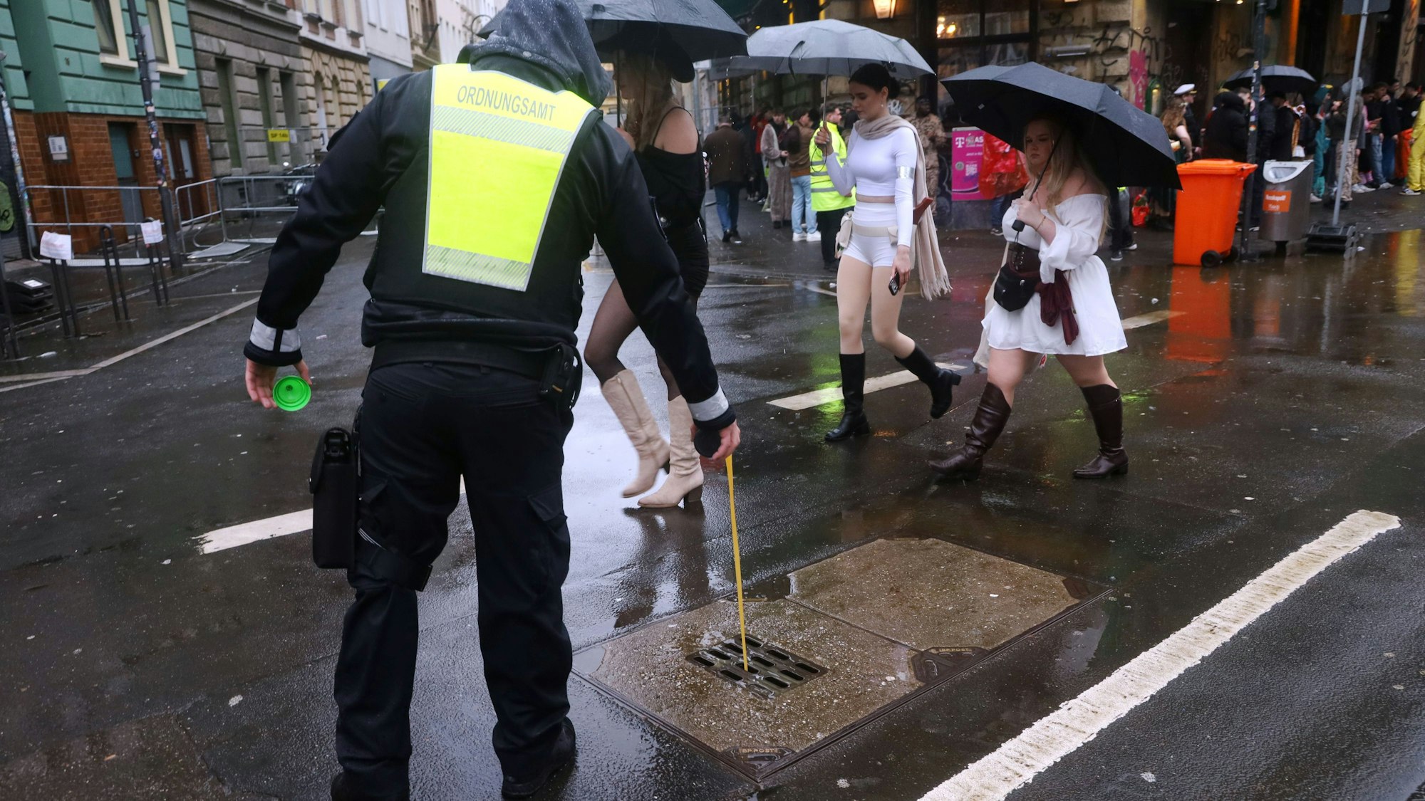 Mitarbeiter des Ordnungsamtes sind an den Karnevalstagen im Einsatz, um zu kontrollieren, ob Jugendliche unerlaubt Alkohol bei sich haben.