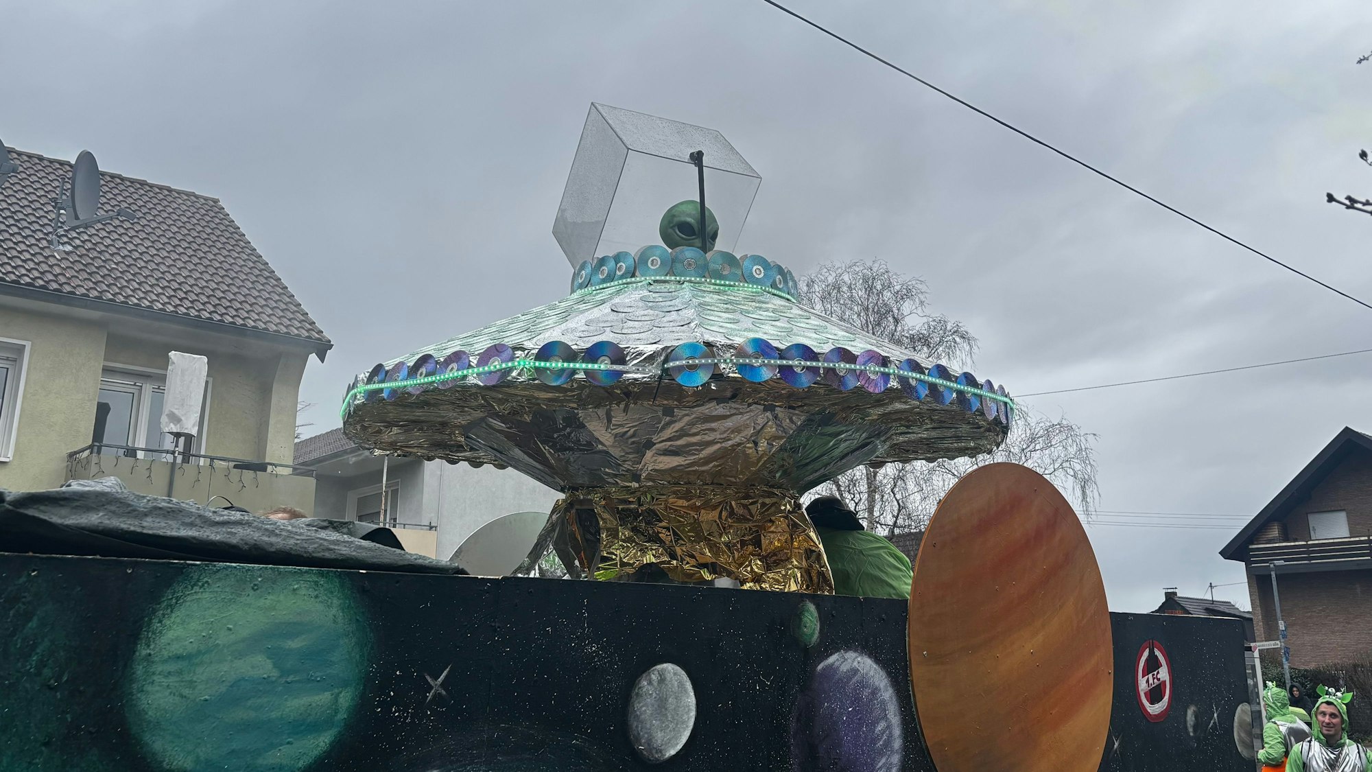 Blick auf das Ufo und das grüne Alien, welches aus der Luke schaut.