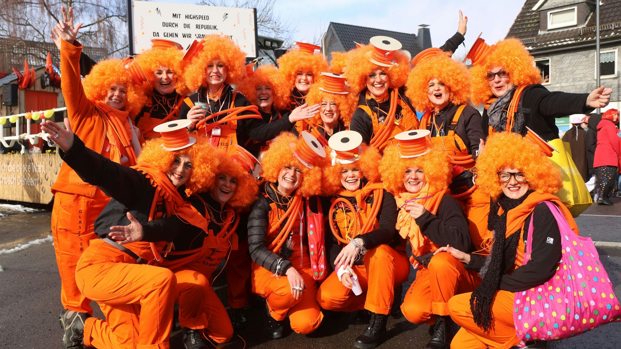 Eine als Glasfaser-Kabelrollen verkleidete Gruppe.