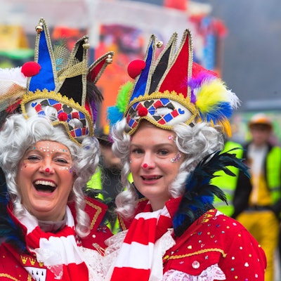 Zwei Kostümierte bei einem Karnevalszug.