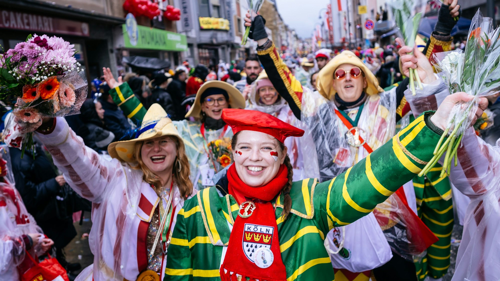 Freude bei den Gruppen des Rosenmontagszuges trotz Regen.