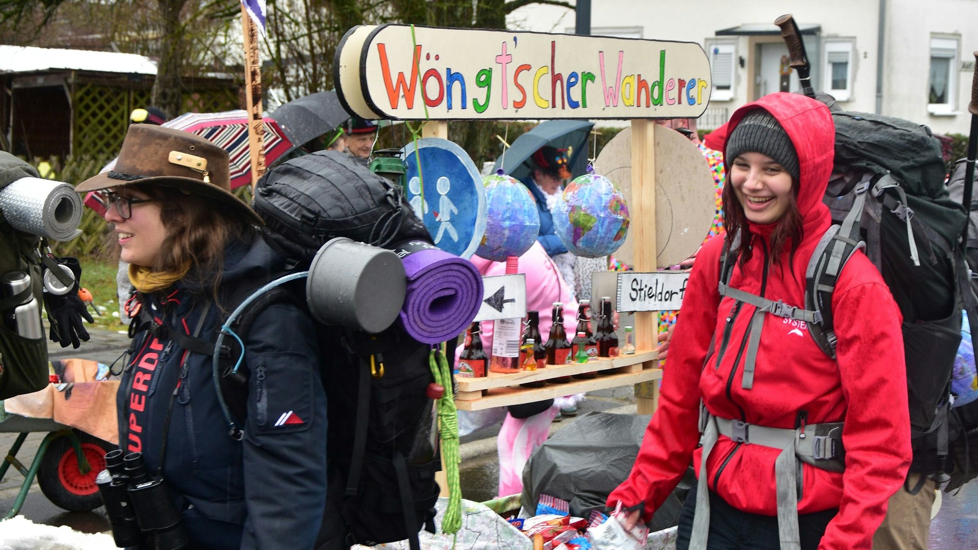 Eine Gruppe von jungen Leuten nennt sich „Wöngtscher Wanderer“.