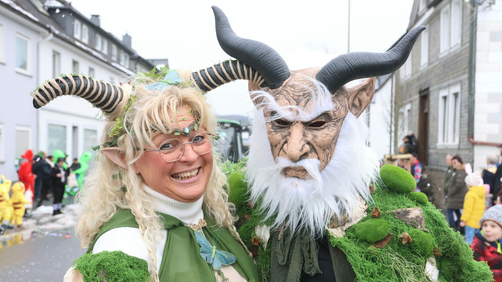 Zwei Kostümierte bei einem Karnevalszug.