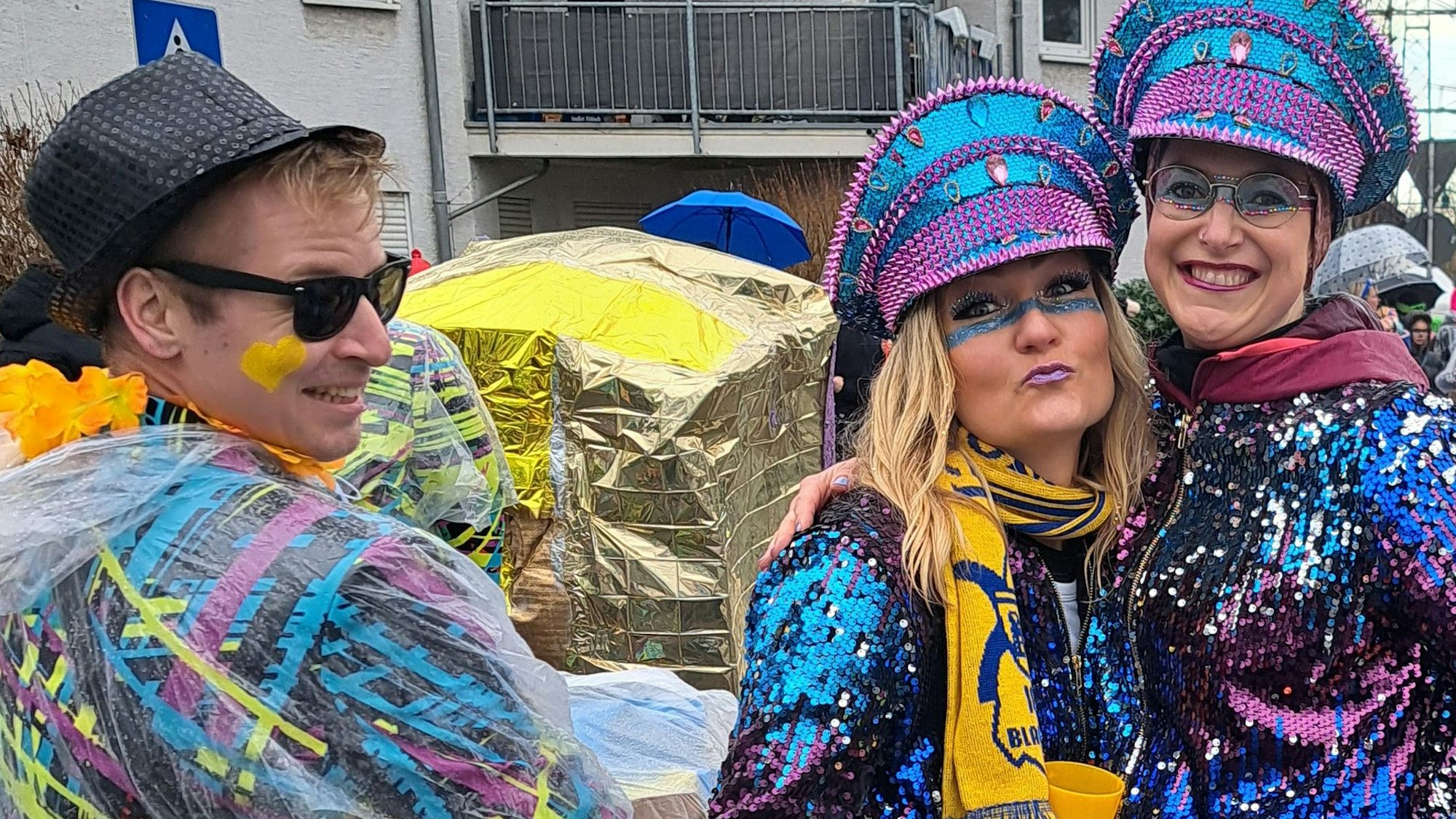 Mit Glamour-Faktor: Die Jeckinnen der IKG Blau-Gelb Niederkassel.