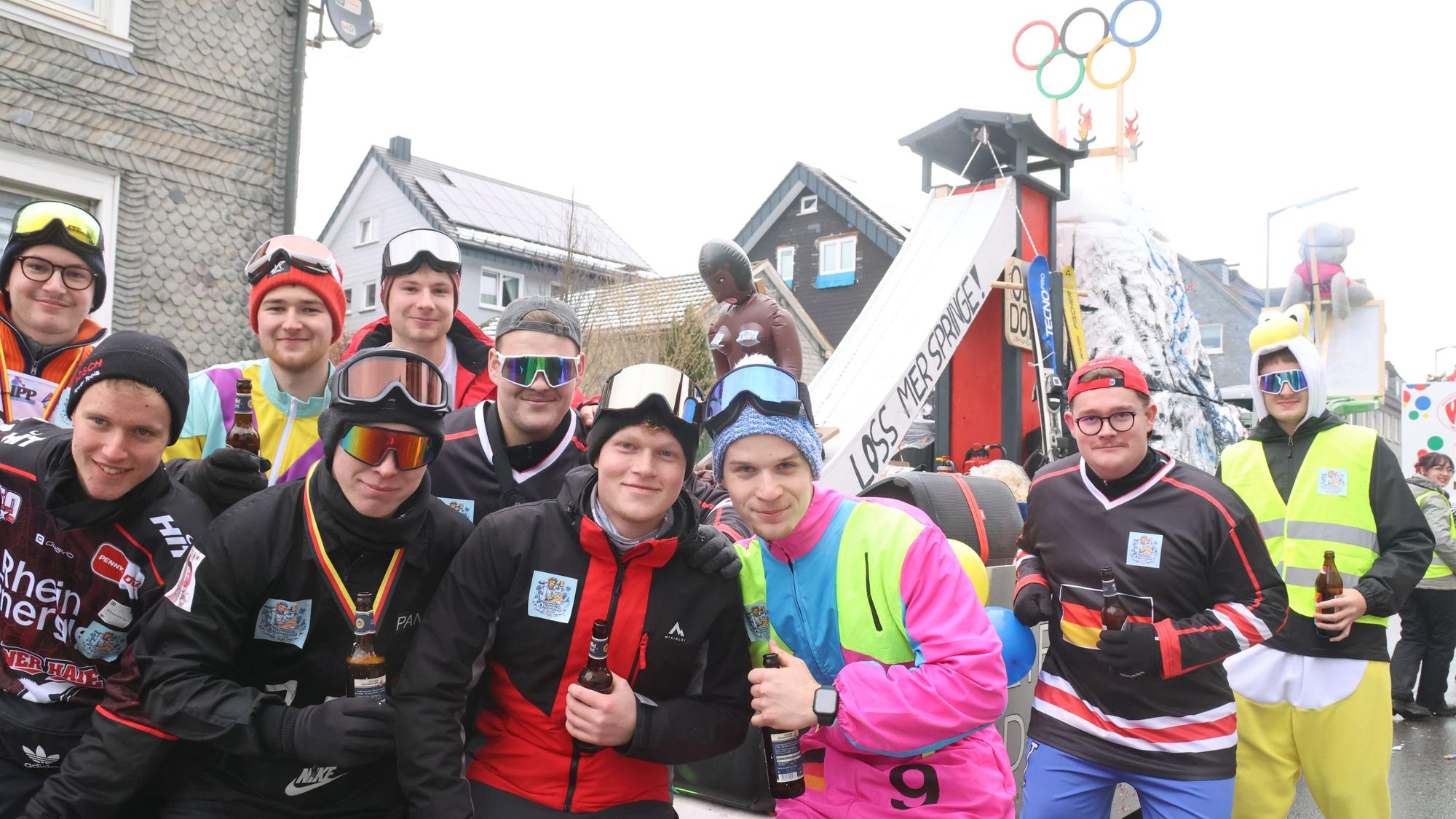 Eine als Wintersportler verkleidete Gruppe in einem Karnevalszug.