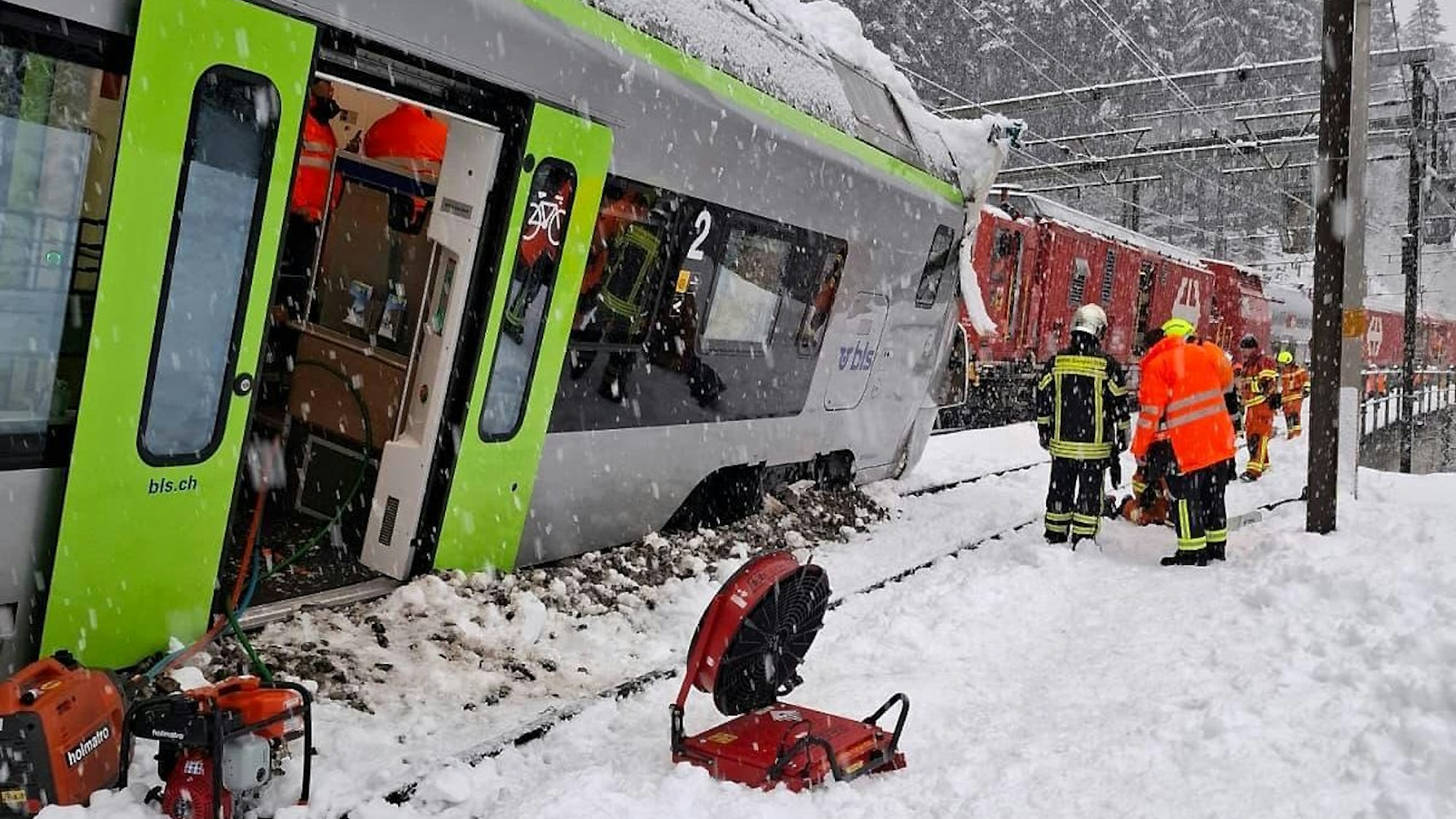 Dieses von der Kantonspolizei Wallis via APA veröffentlichte Foto zeigt einen entgleisten Personenzug des Bahnunternehmens BLS zwischen Goppenstein und Hohtenn. Die Bahnstrecke zwischen Goppenstein und Brig ist unterbrochen.