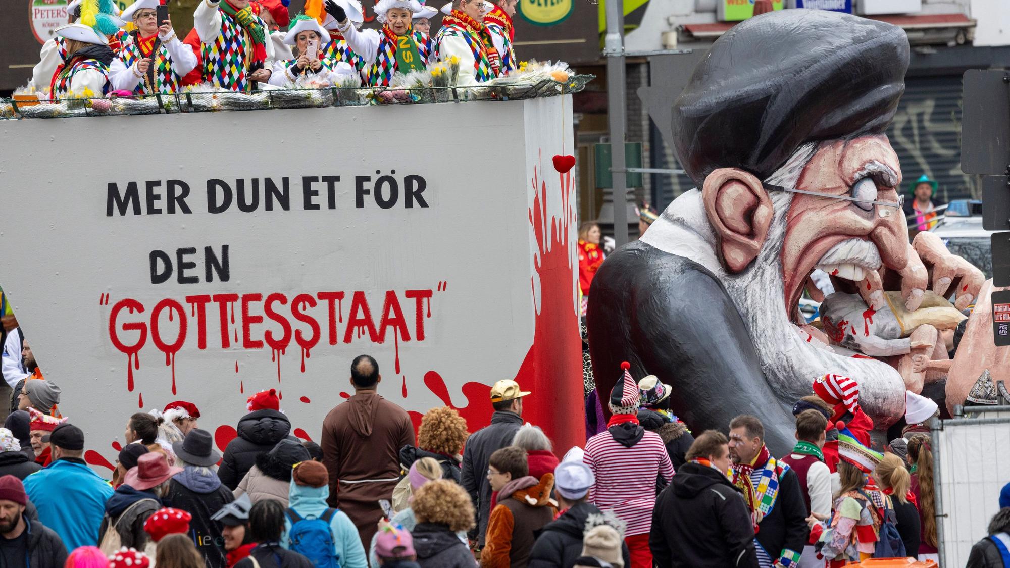 Dieser Mottowagen wurde erst am Tag des Rosenmontagszuges enthüllt. Er zeigte den iranischen Machthaber Ali Chamenei.
