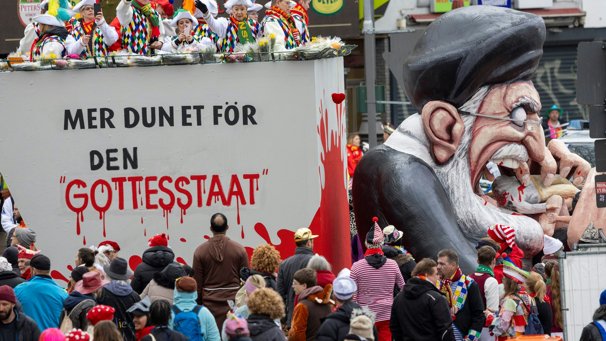 Dieser Mottowagen wurde erst am Tag des Rosenmontagszuges enthüllt. Er zeigte den iranischen Machthaber Ali Chamenei.