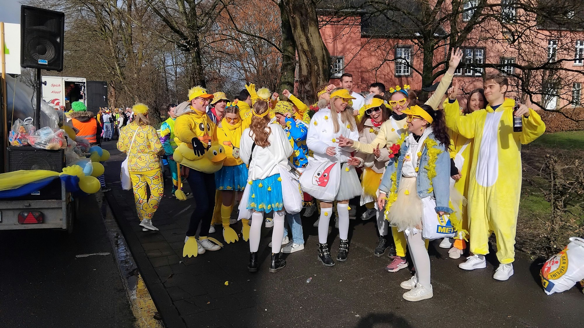Gute Laune einfach überall: Die Jecke Jugend war mit einer großen Gruppe und lauter Musik im Spicher Karnevalszug dabei.