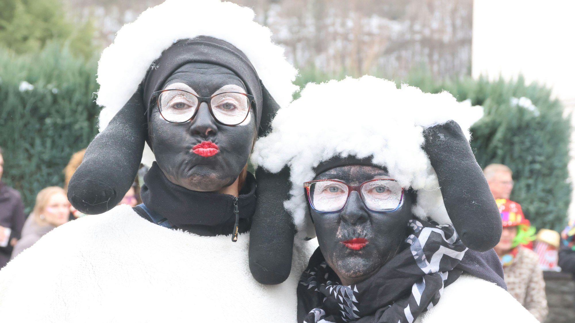 Zwei als Schafe Verkleidete.
