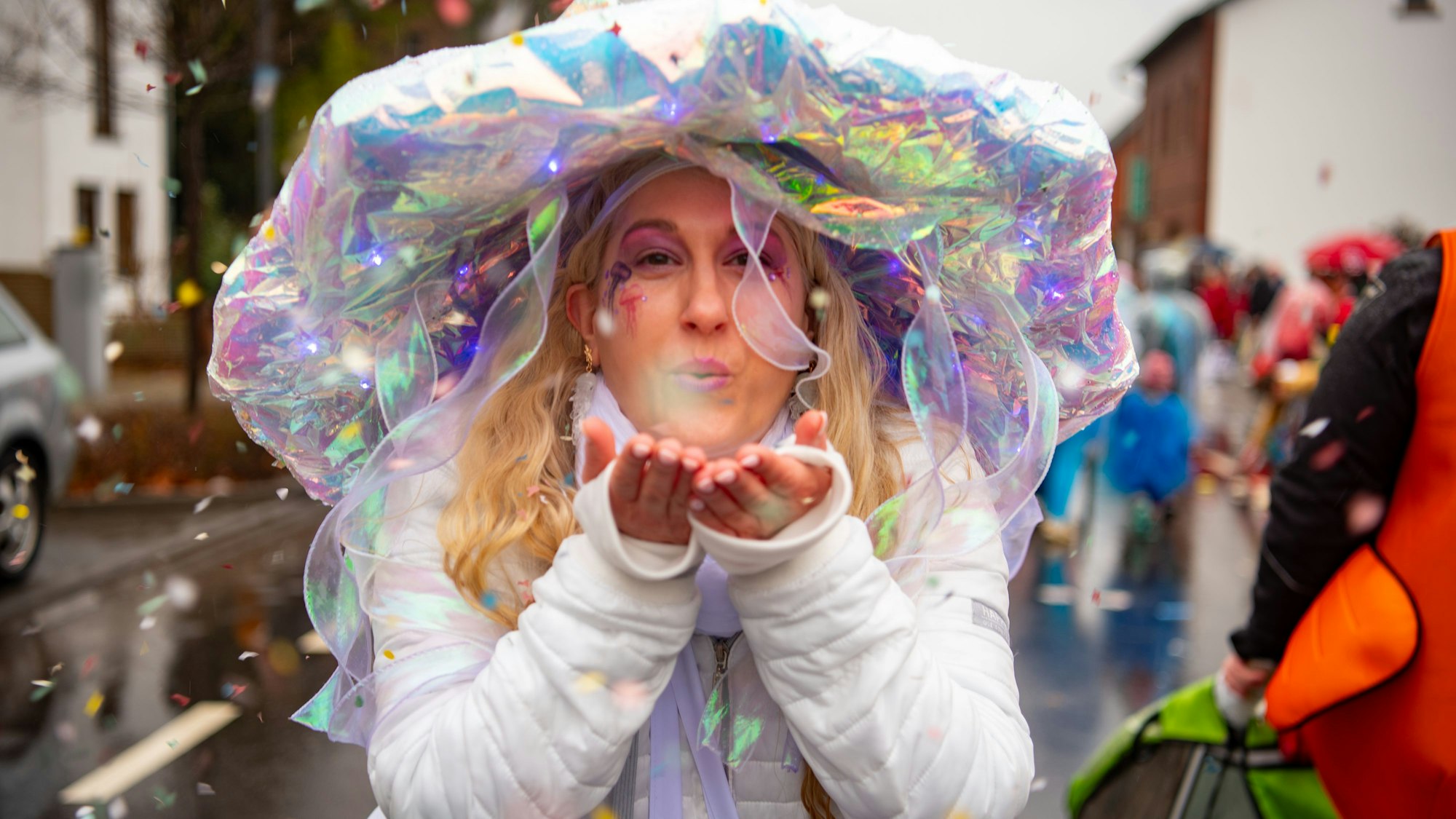 Konfetti gegen Regen: Sabrina Reuland tanzte als glitzernde Qualle aus dem Zülpicher See im Zoch mit.