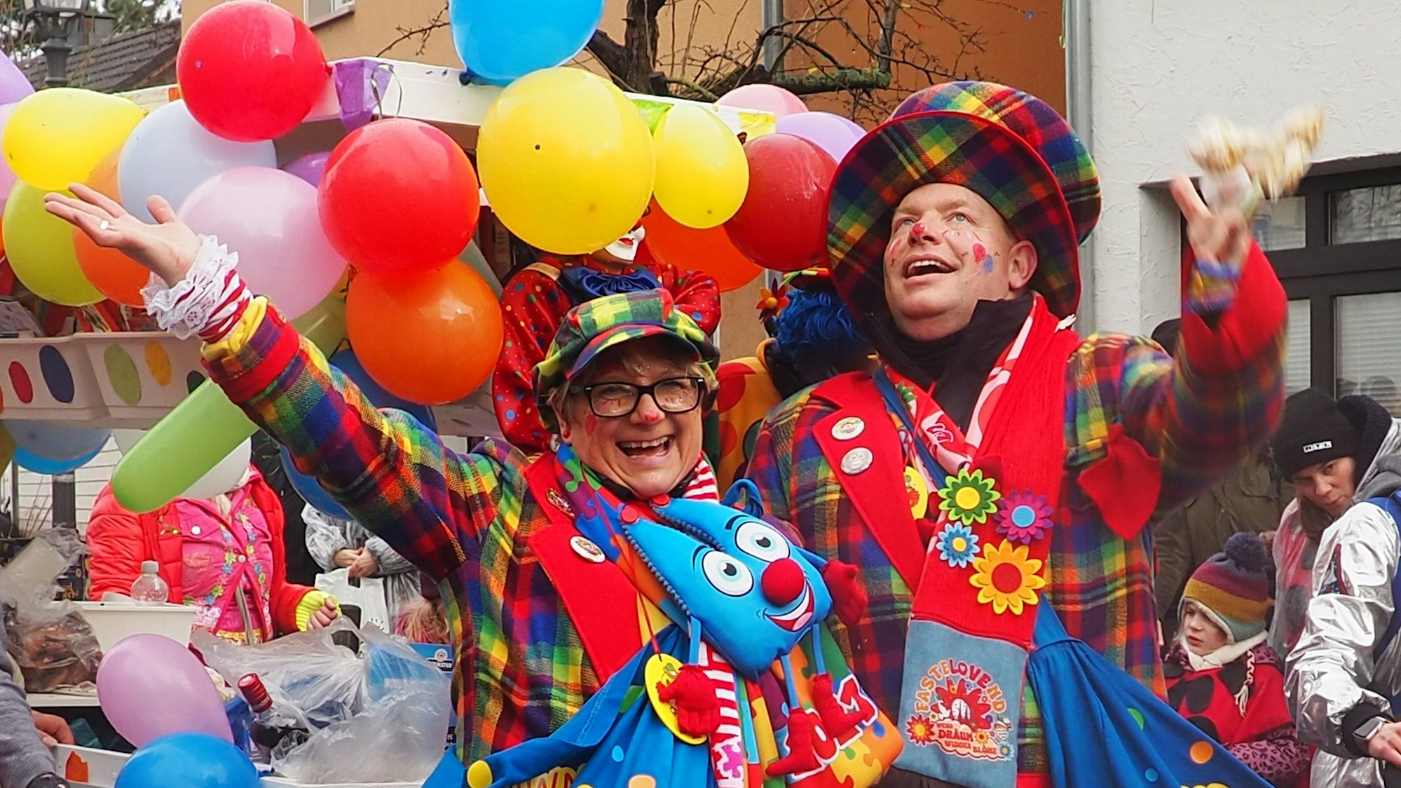 Herrlich bunt und herrlich jeck: die Clowns im Kommerner Rosenmontagszug.