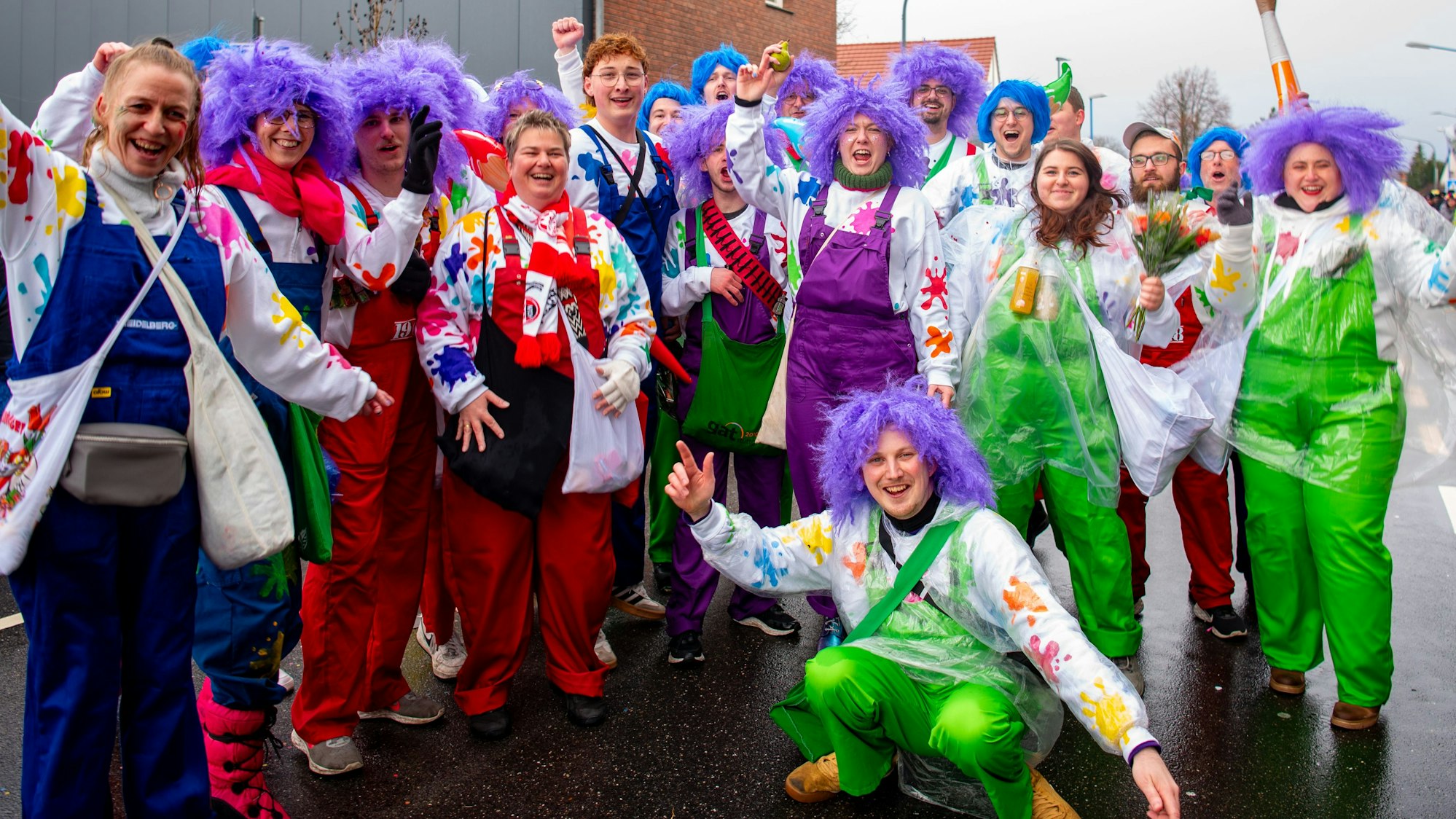Gegen die Tristesse in den einheitlichen Neubaugebieten zogen die Lackaffen als Farbmonster durch Zöllech.