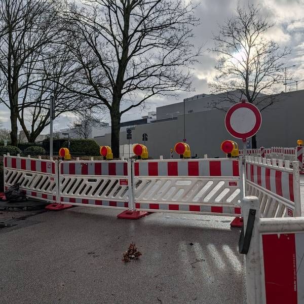 Das Foto zeigt die Absperrung und die neue Mauer im Hintergrund.