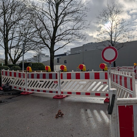 Das Foto zeigt die Absperrung und die neue Mauer im Hintergrund.