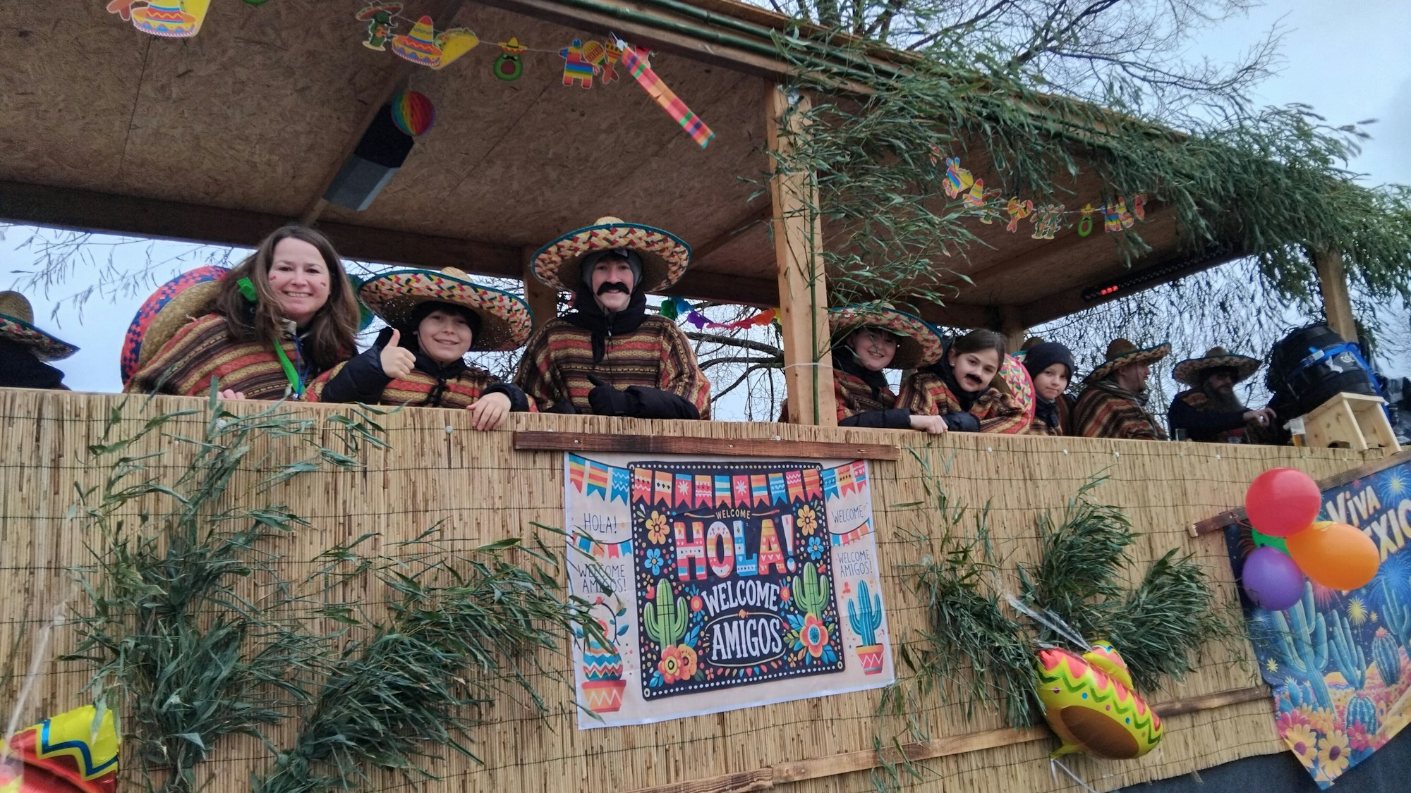 Sonne im Herzen: Niederhorbach und Fründe grüßten als Mexikaner vom Prunkwagen.