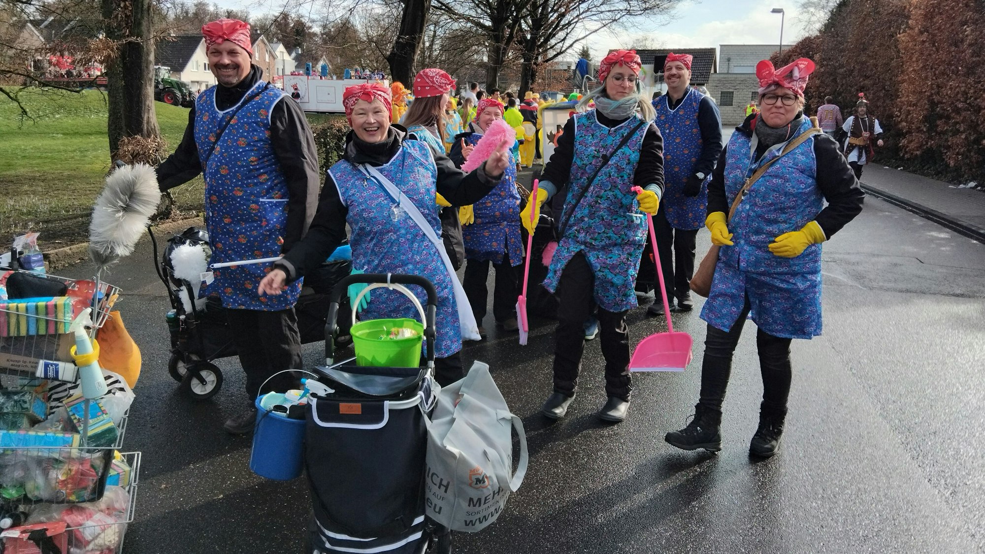 Ein Trend: Immer mehr Freundeskreise und Familien gehen im Spicher Zug mit, wie das Freitagsclübchen.
Karnevalszug Spich