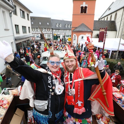 Ein junges Paar auf dem Prinzenwagen.