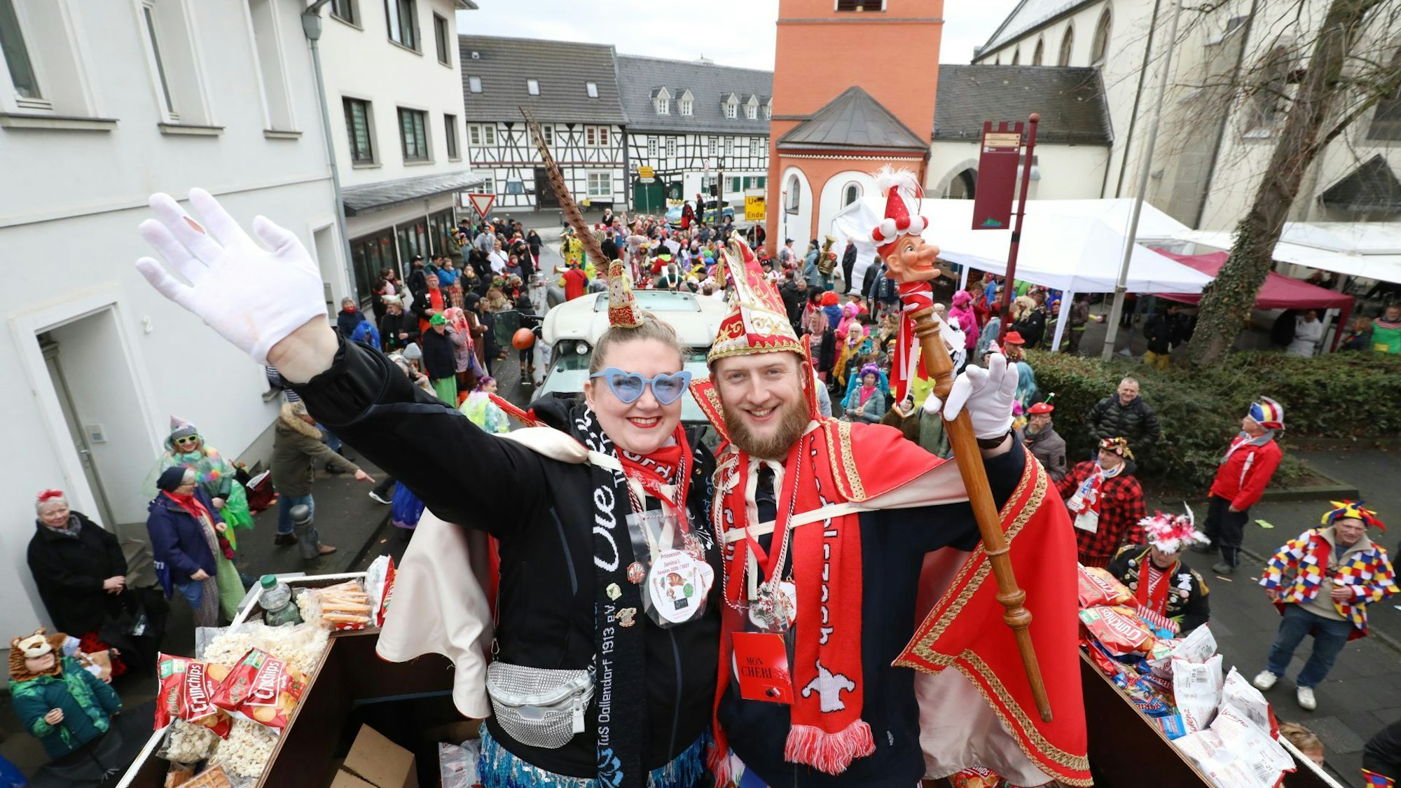 Ein junges Paar auf dem Prinzenwagen.