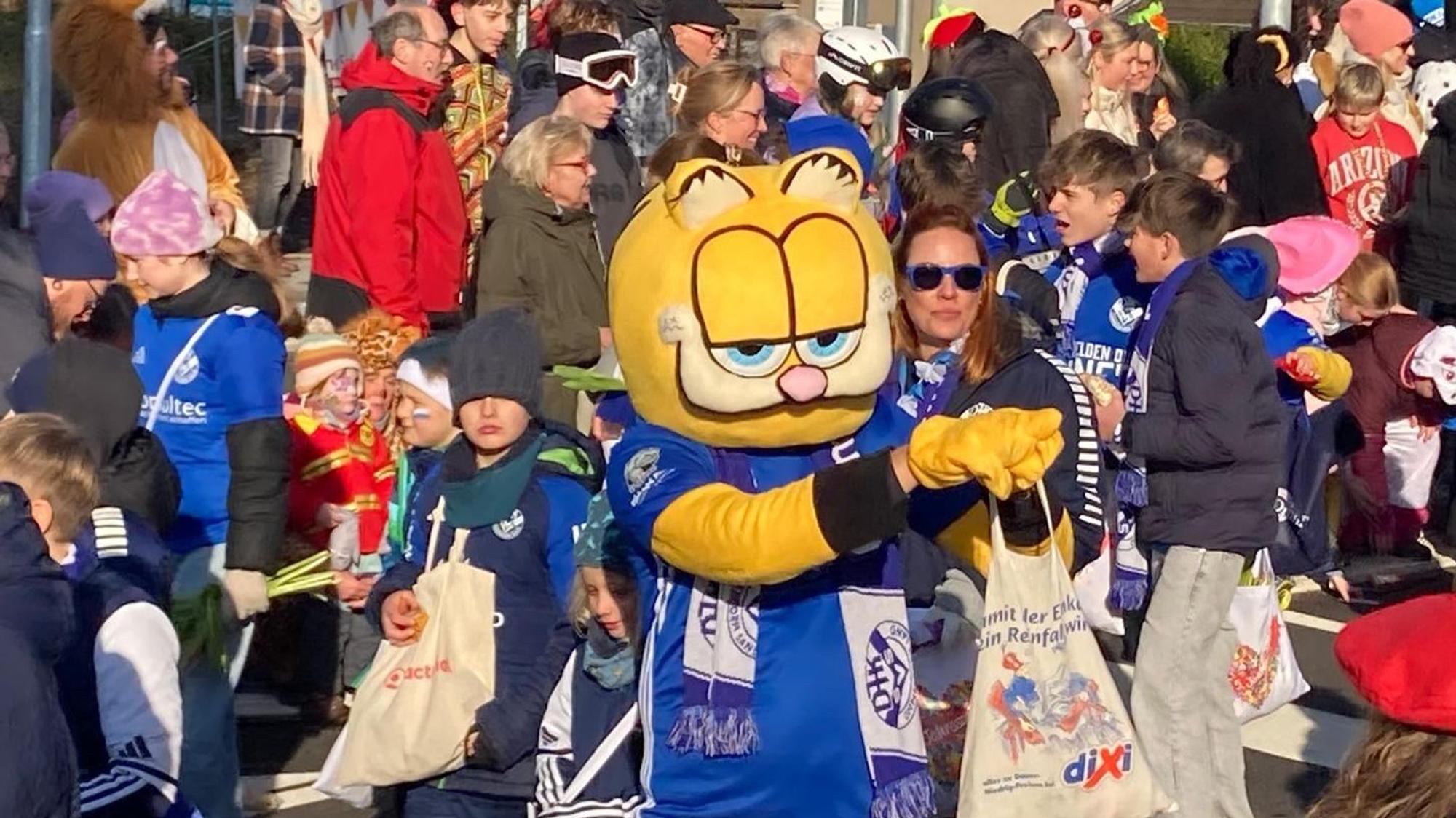 Ein Mensch im Garfieldkostüm läuft im Zug mit.