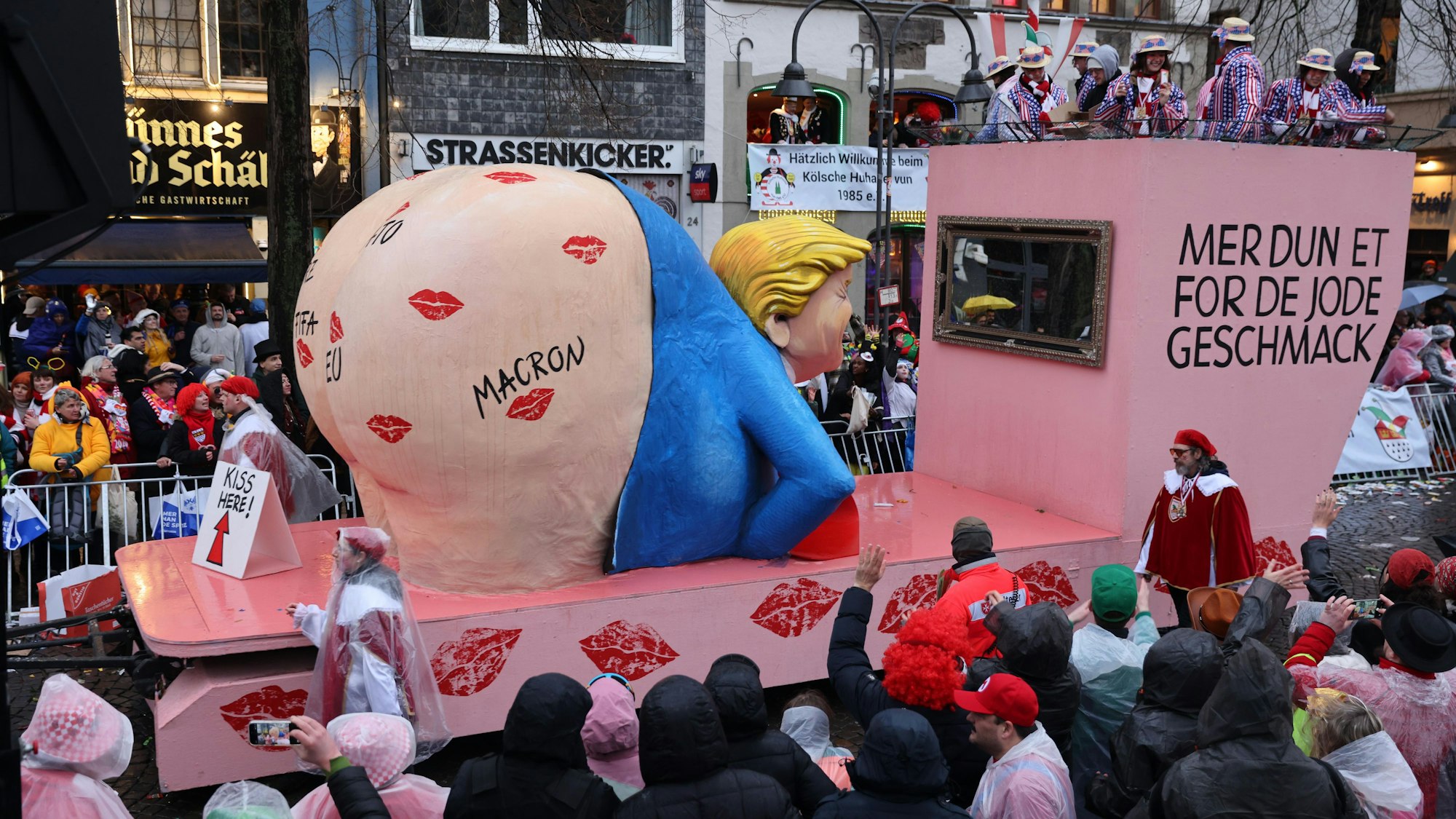 Kritik am Umgang mit Donald Trump übte dieser Wagen.