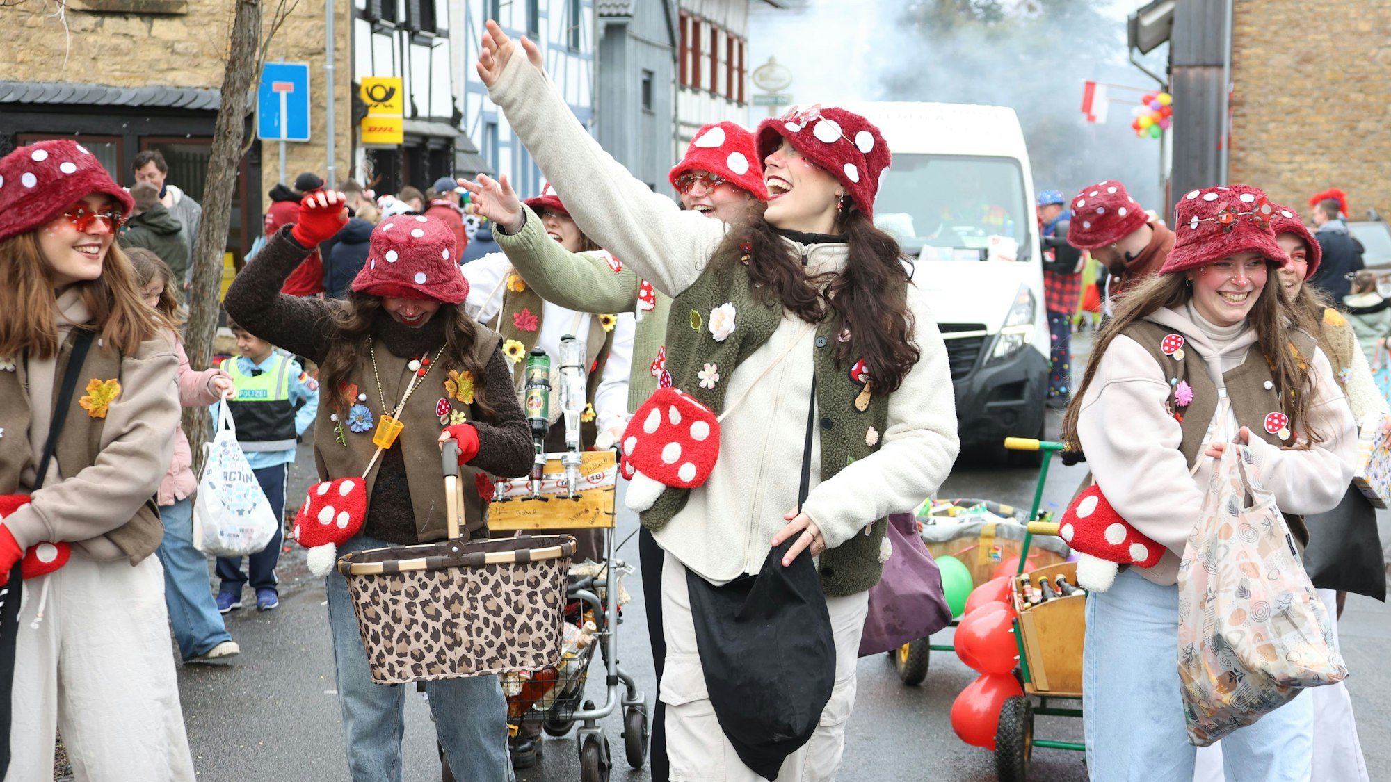 Diese Fliegenpilze waren alles andere als giftig. Sie trugen zur guten Stimmung in Iversheim bei.