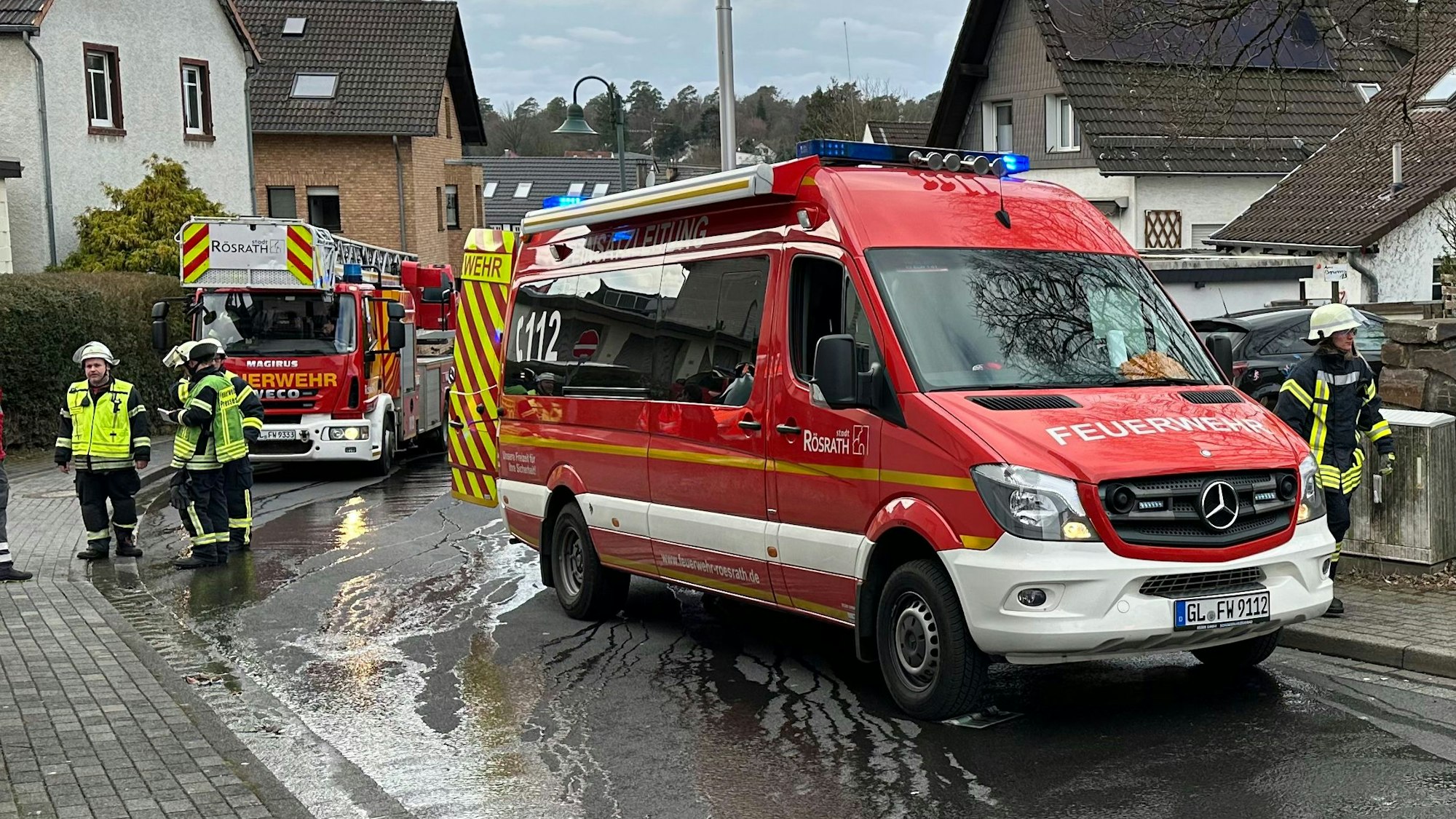 Mehrere Feuerwehrfahrzeuge stehen auf der Hoffnungsthaler Straße in Rösrath-Forsbach.