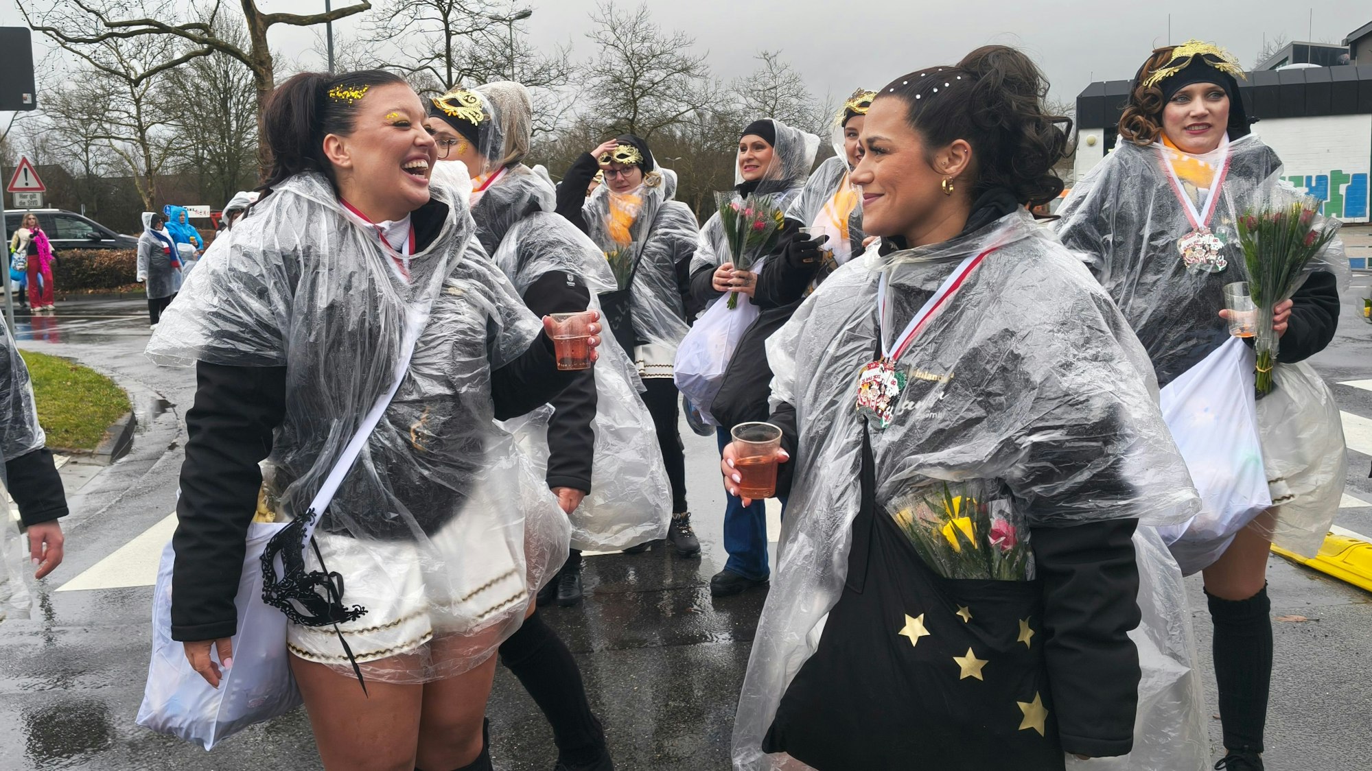 Der Lohmarer Rosenmontagszug: Gute Stimmung trotz Regen bei den TSVL e.V. Rheinlandsternen