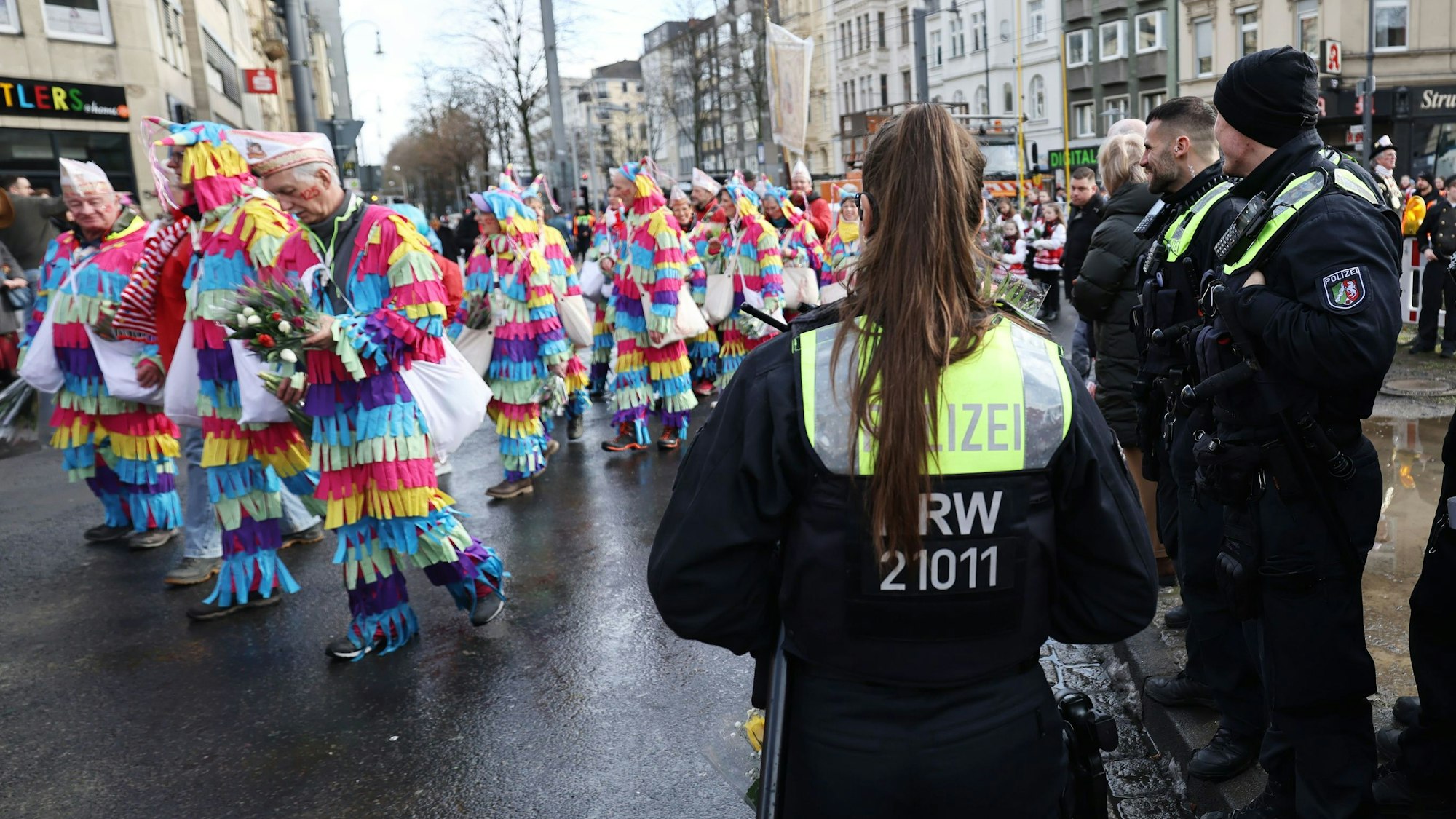 Rund 2000 Einsatzkräfte der Polizei waren Rosenmontag in Köln im Einsatz.