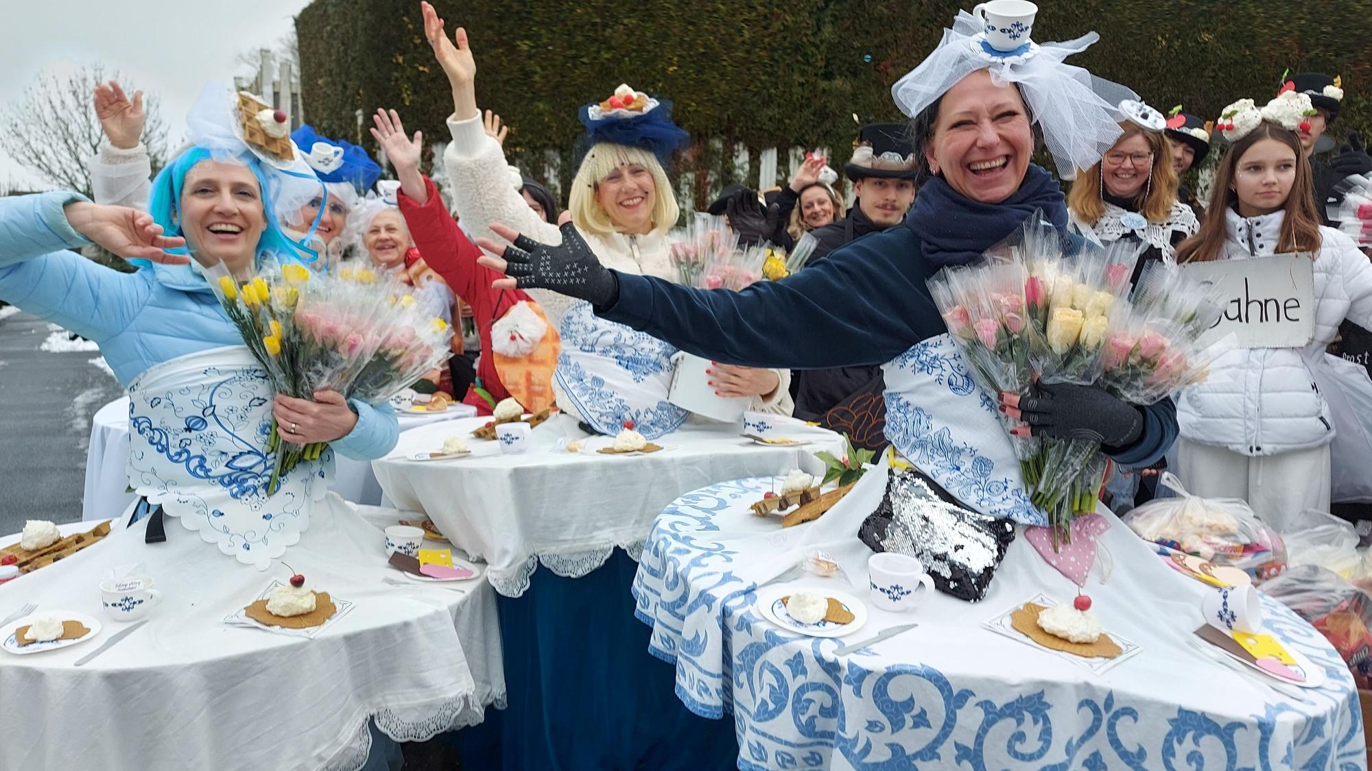 Drei Frauen beim Karnevalszug sind als Bergische Kafffeetafel verkleidet.