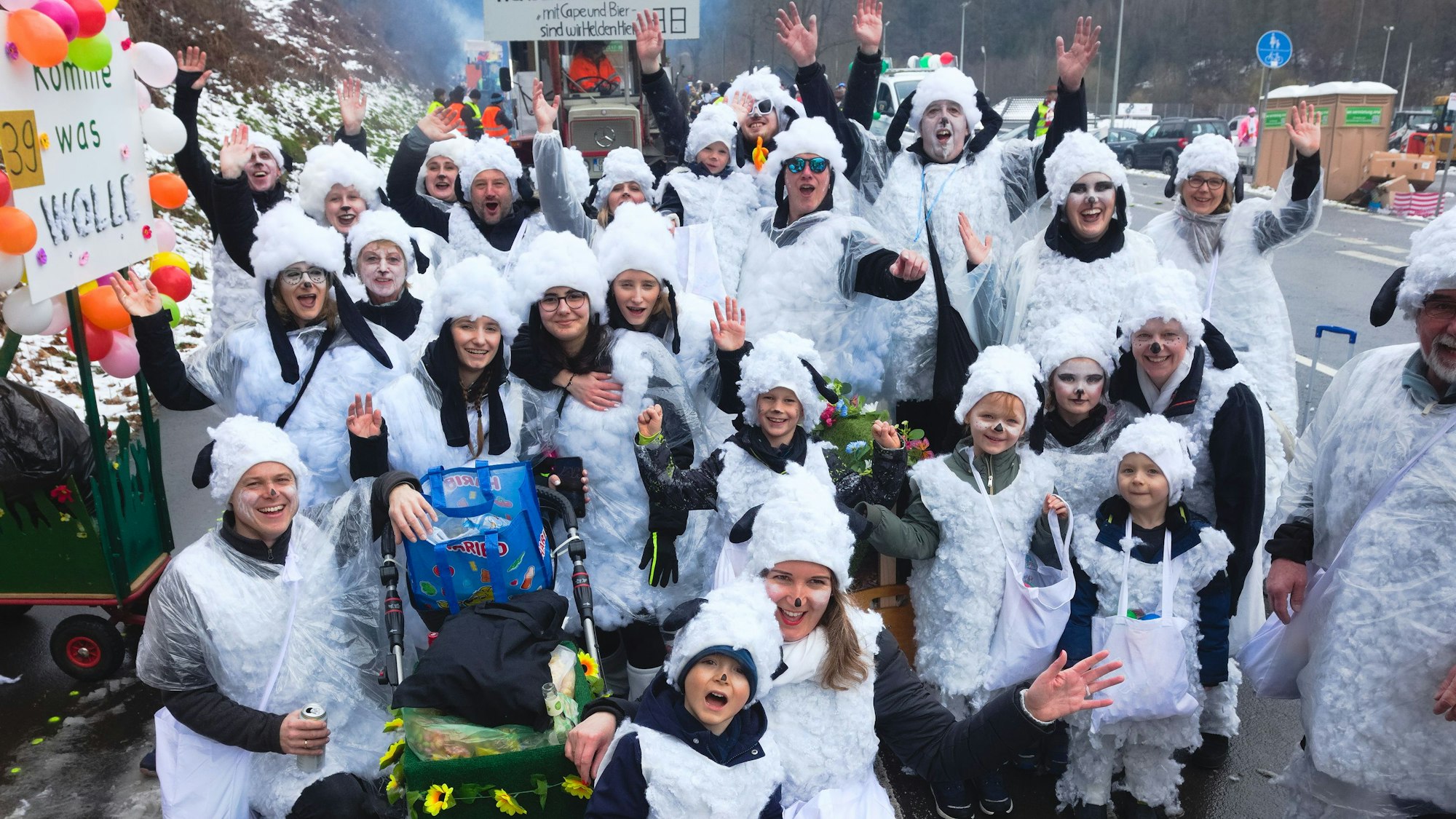 Eine Gruppe Kostümierter bei einem Karnevalszug.