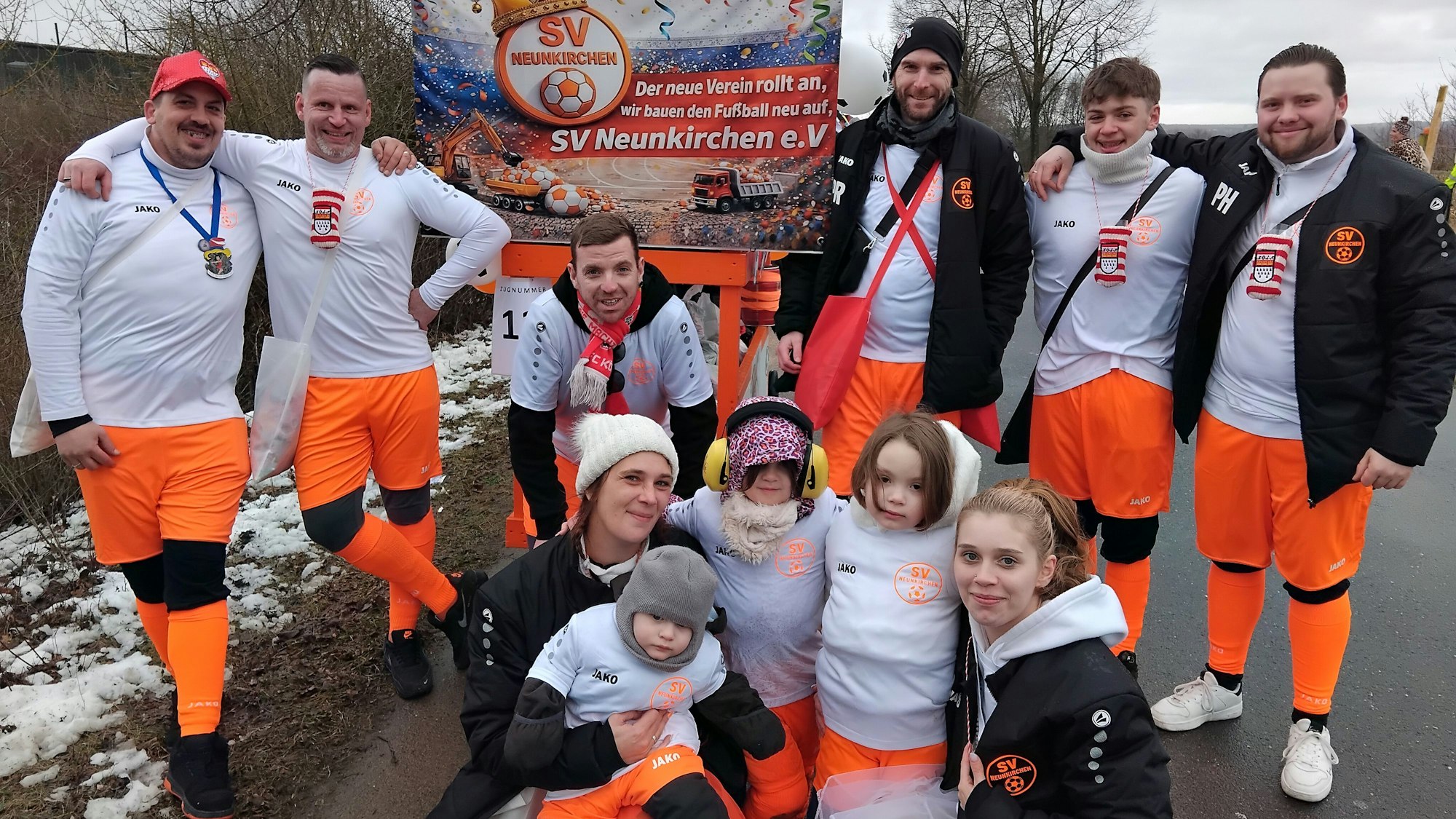 Im Juni gegründet gingen die Fußballer des SV Neunkirchen zum ersten Mal im Rosenmontagszug mit.