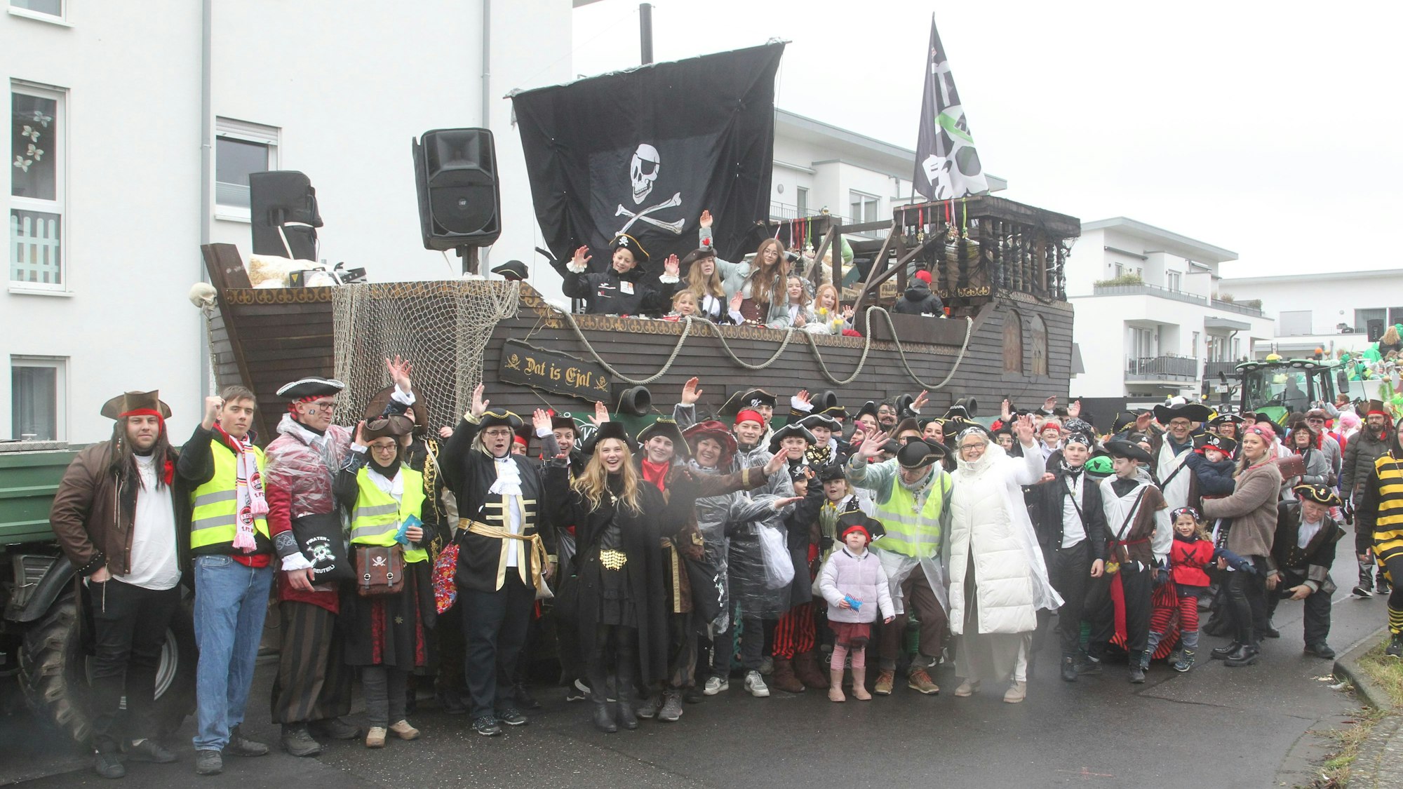 100 Piraten des KKP enterten die Straßen und Gassen in Bergheim.