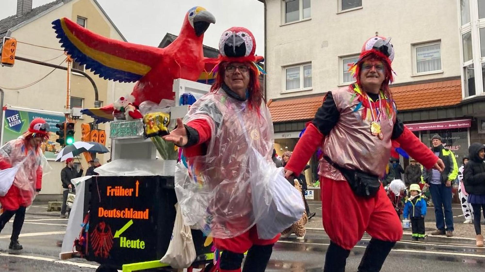 Als Papageien ging eine Karnevalsgruppe.