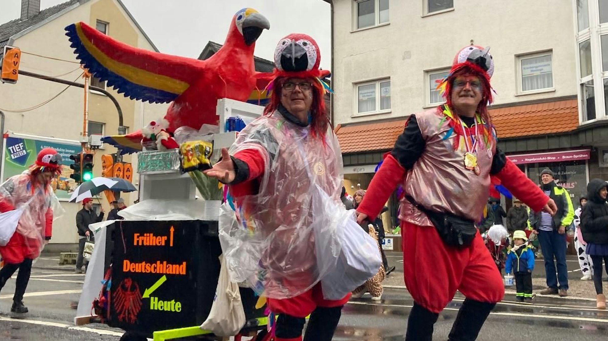 Als Papageien ging eine Karnevalsgruppe.