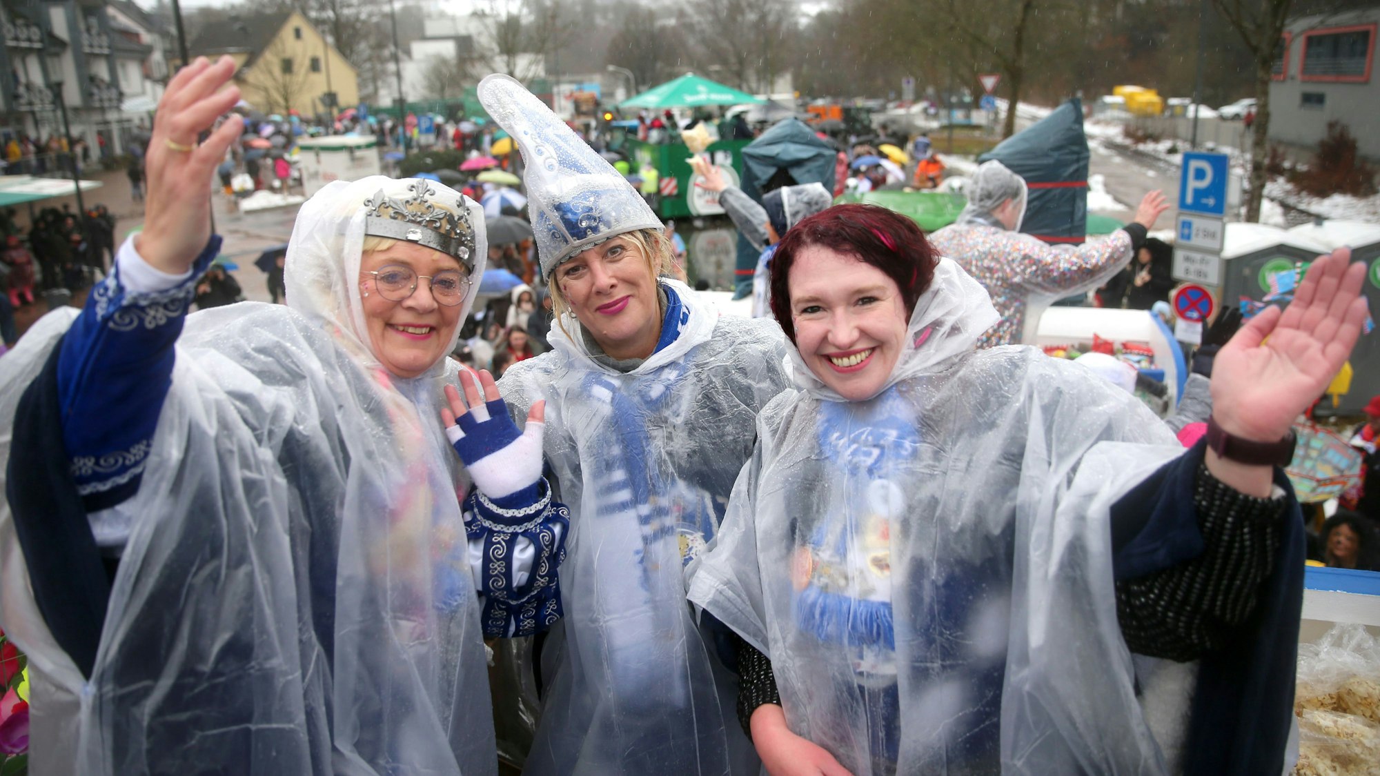 Ein Dreigestirn in Regencapes.
