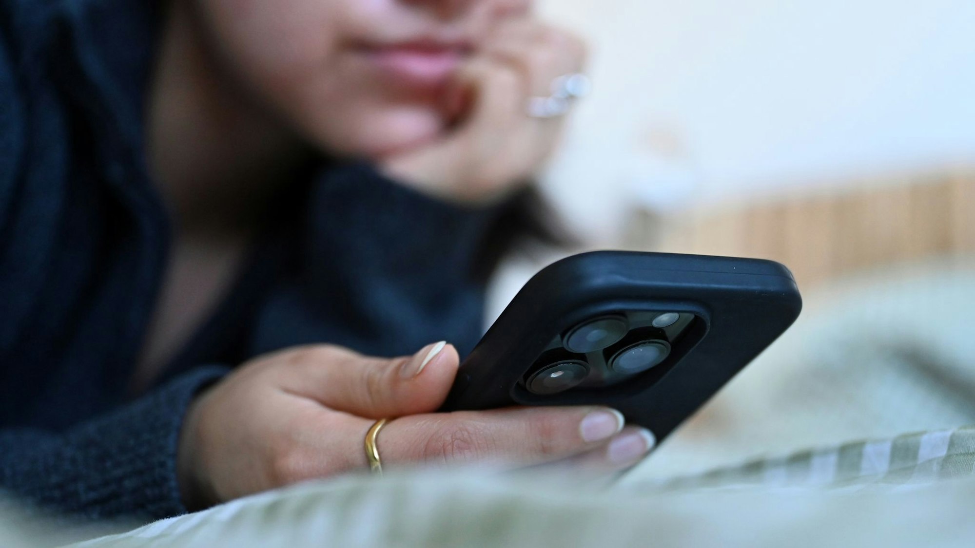 Immer mehr Jugendliche nutzen ihr Handy in problematischem Ausmaß. (Illustration)