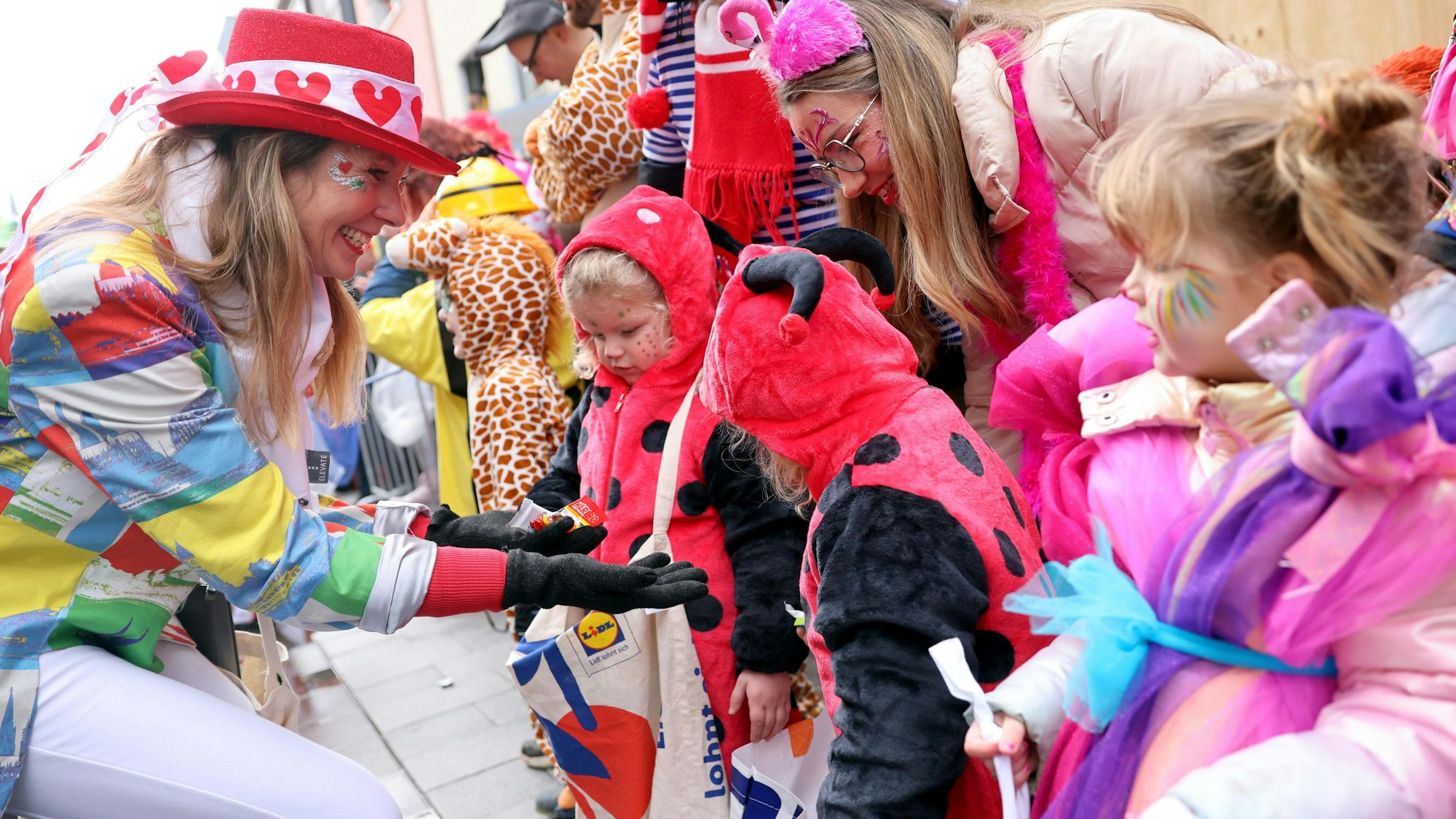 Eine Frau verteilt Kamelle