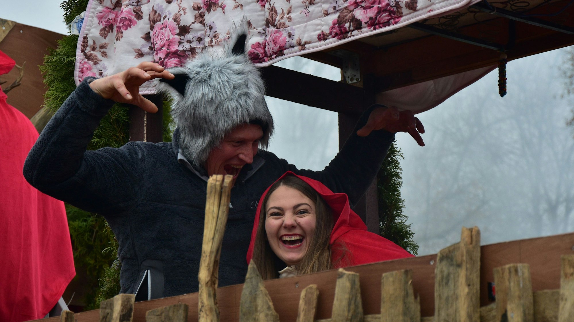 Rosenmontagszug in Much: Die Thekentester aus Much sind in dieser Session märchenhaft unterwegs. Die Männer gehen als Wolf, die Frauen sind Rotkäppchen.