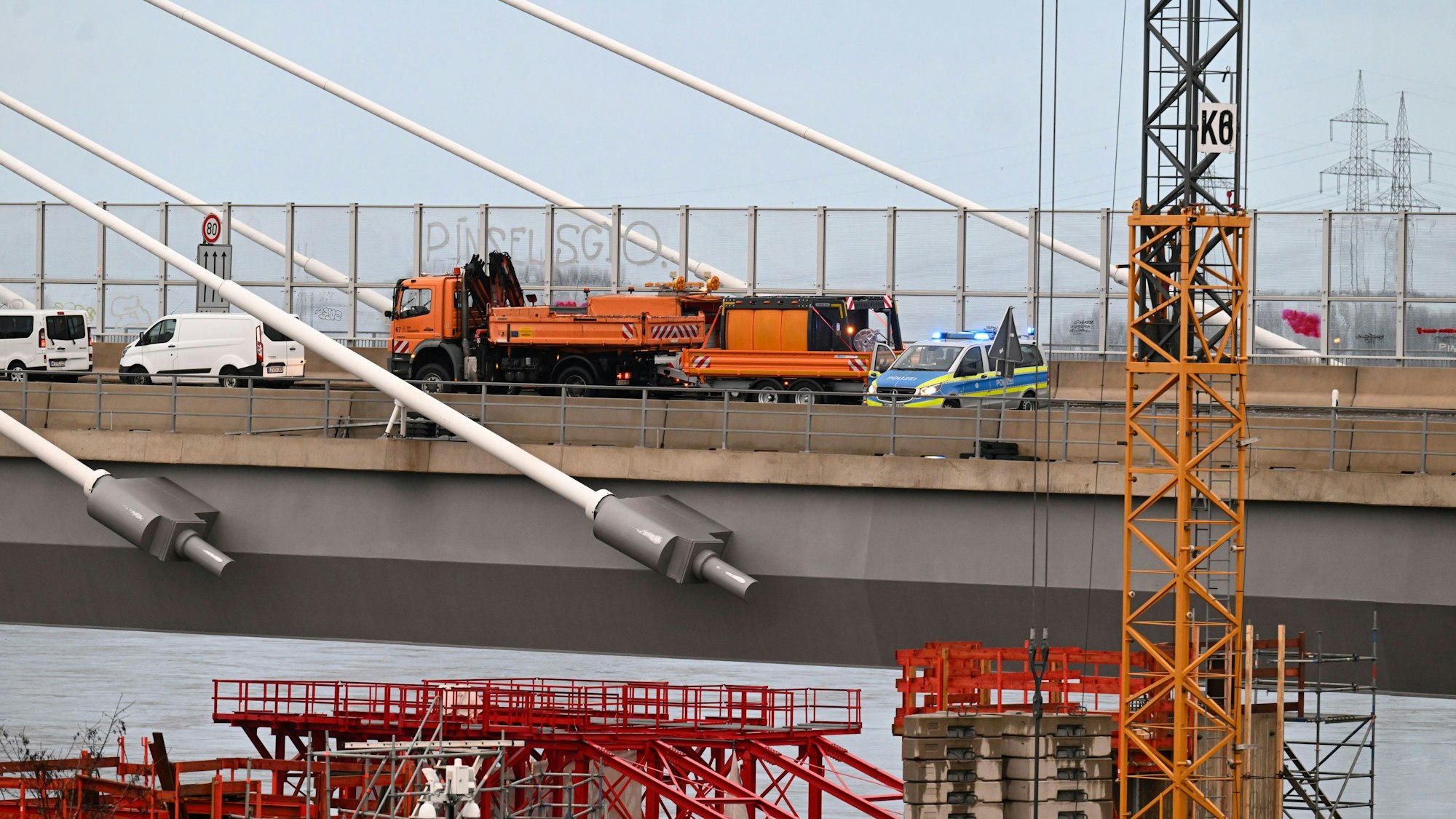 Polizei und Autobahnmeisterei haben die Leverkusener Rheinbrücke der Autobahn 1 in beide Richtungen gesperrt, nachdem sich über Nacht Eis gebildet hatte,