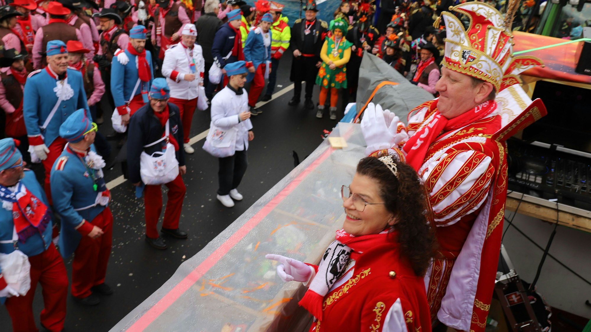 Prinzessin Renate I. und Prinz Uli. nahmen die Parade der organisierten Jecken ab.