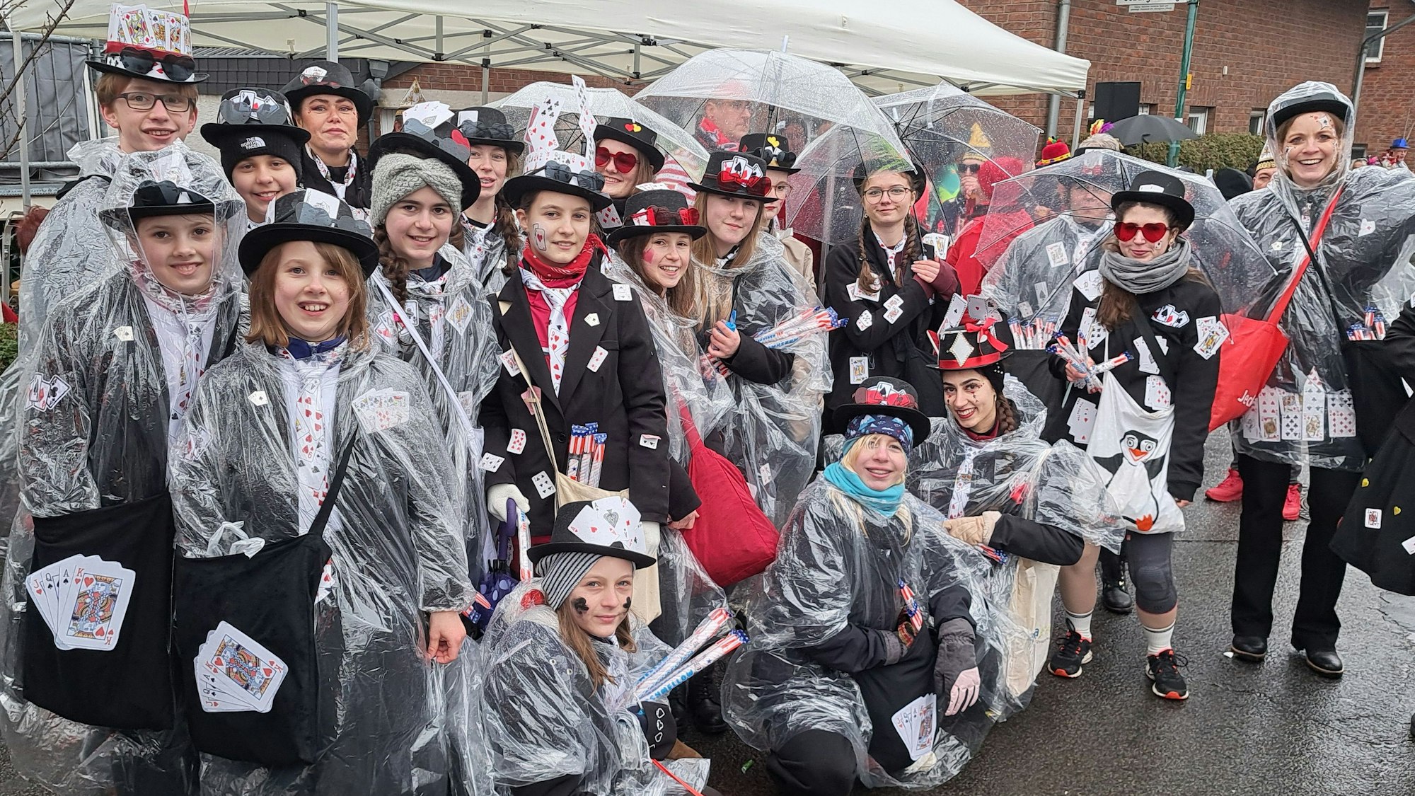 „Unter dem Motto "Bubu, Dame, König, As -Das SVN Kartenspiel" beteiligte sich der SV Niederkassel am Rosenmontagszug.“