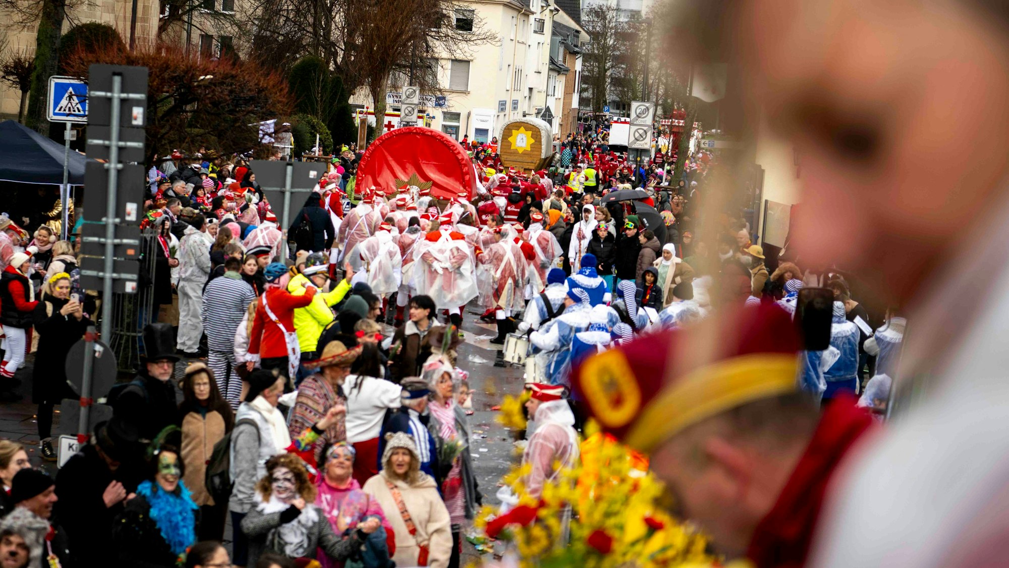 Mit 63 Gruppen fiel der Zoch in Euskirchen etwas kleiner aus, dennoch waren wieder wahre Massen unterwegs.