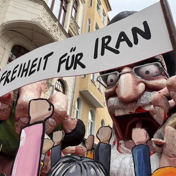 Der Iran-Wagen beim Rosenmontagszug in Köln