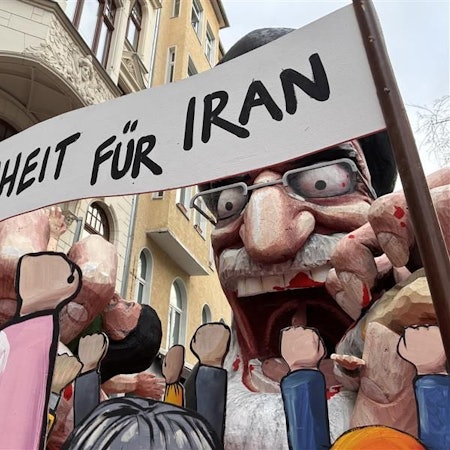 Der Iran-Wagen beim Rosenmontagszug in Köln